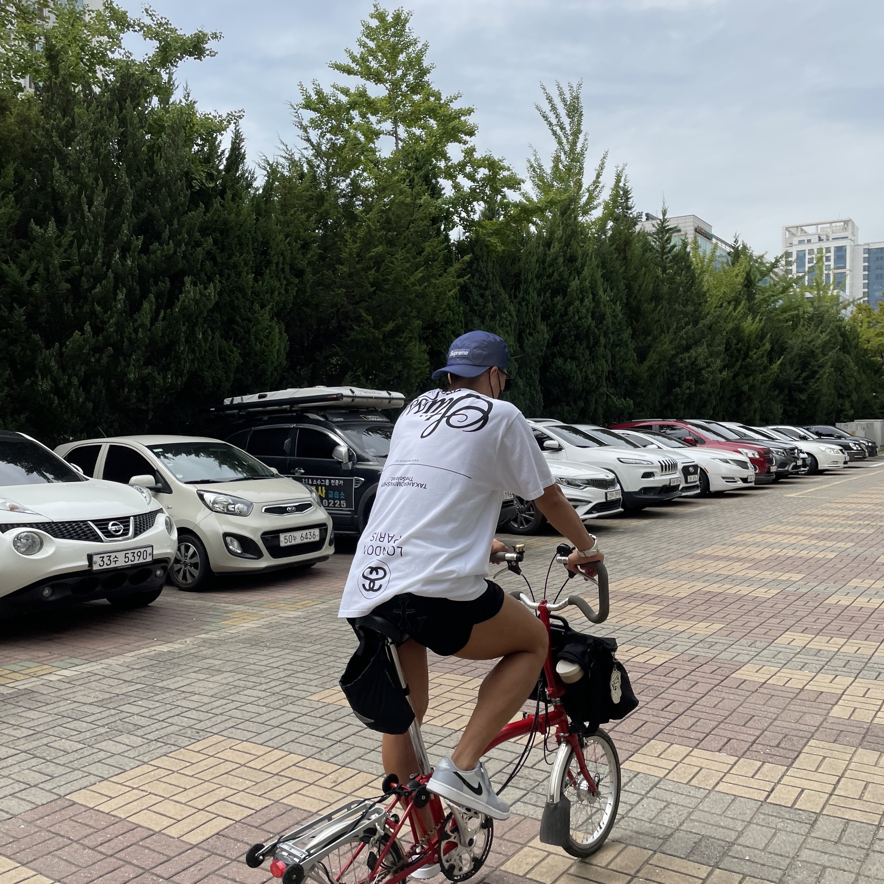 Supreme Reflective Mesh Camp Cap Navy - 22SS, Jordan 1 Low Golf Wolf Grey 착용 스타일 - 3