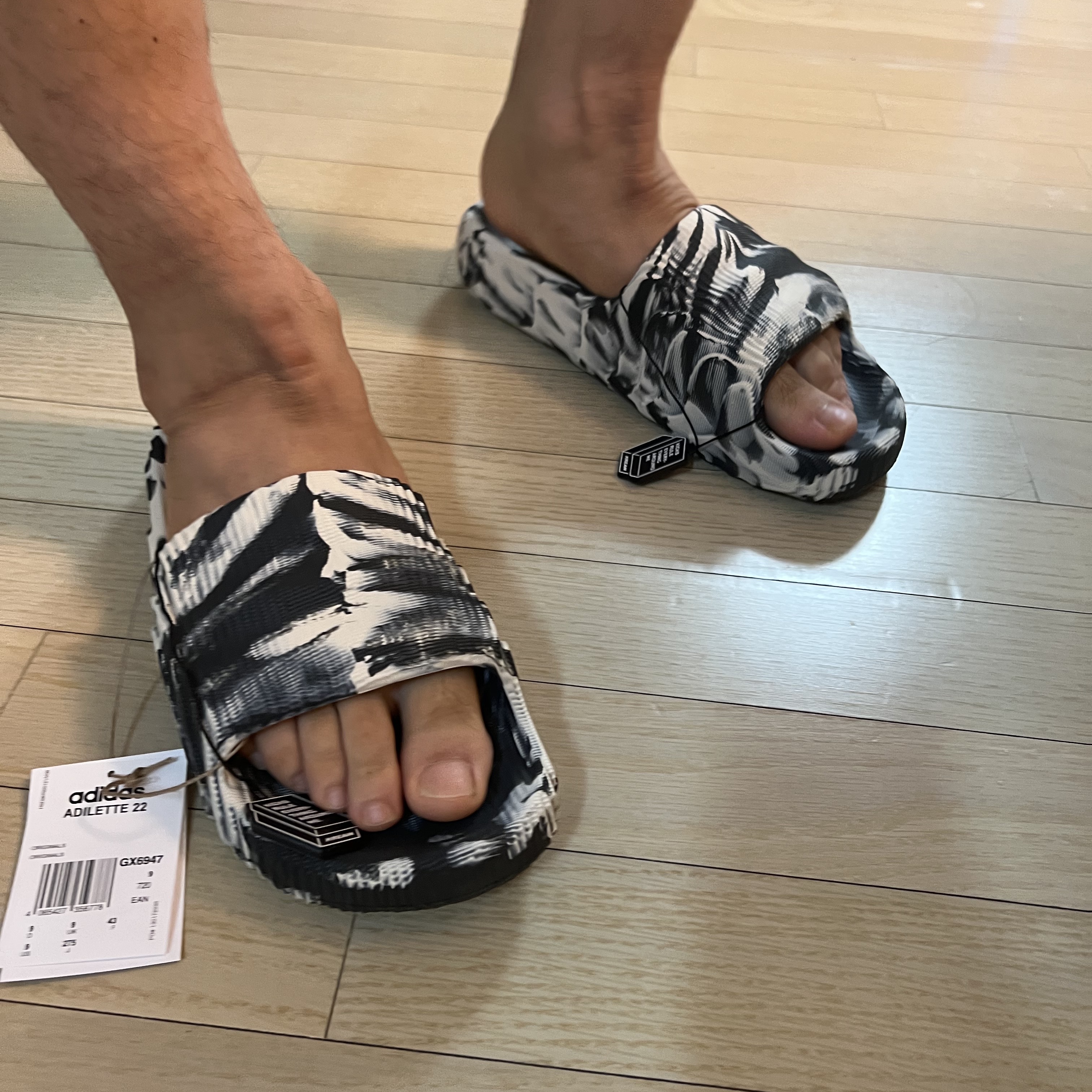 Adidas Adilette 22 Carbon Aluminium 착용 스타일