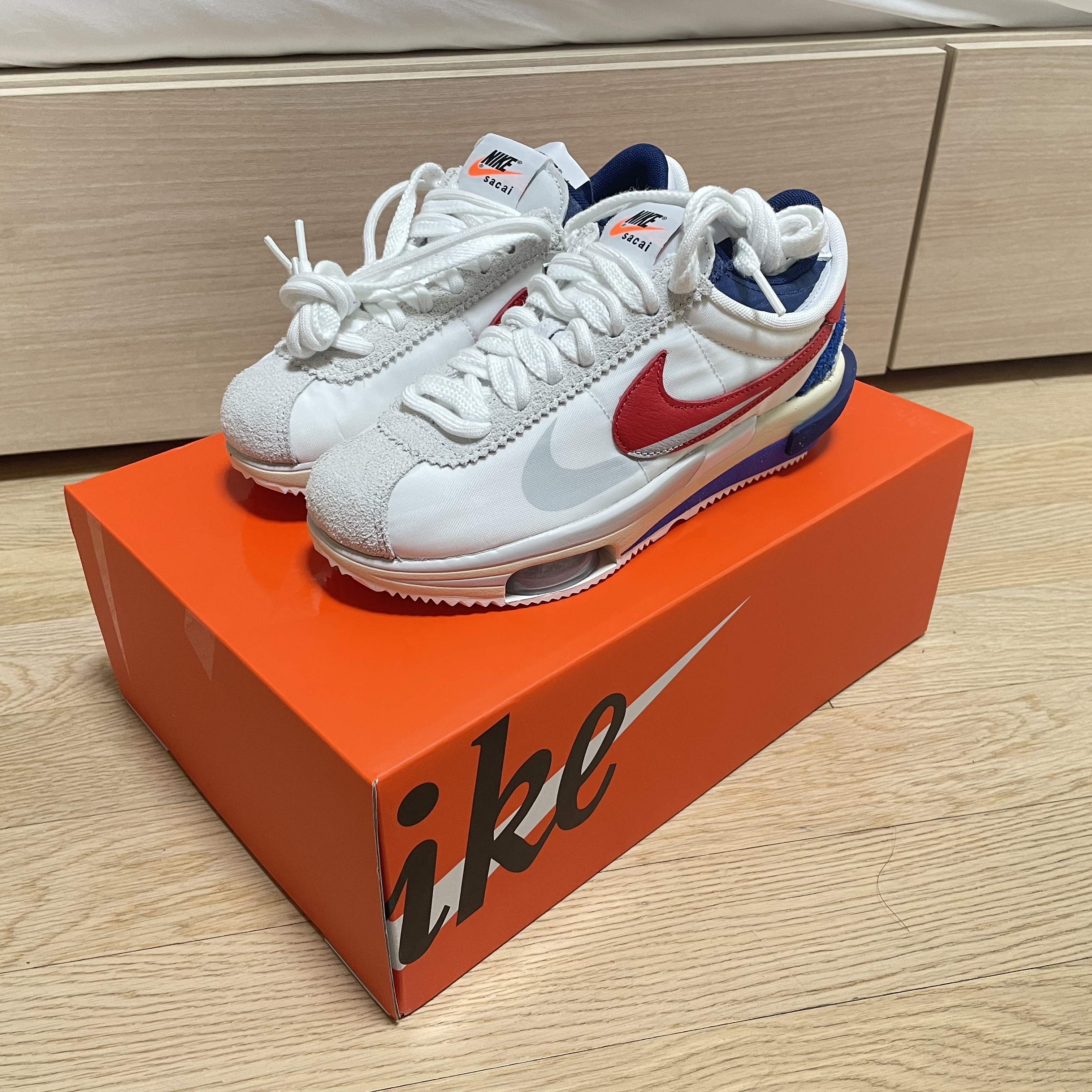 Nike x Sacai Zoom Cortez SP White and University Red 착용 스타일 - 3