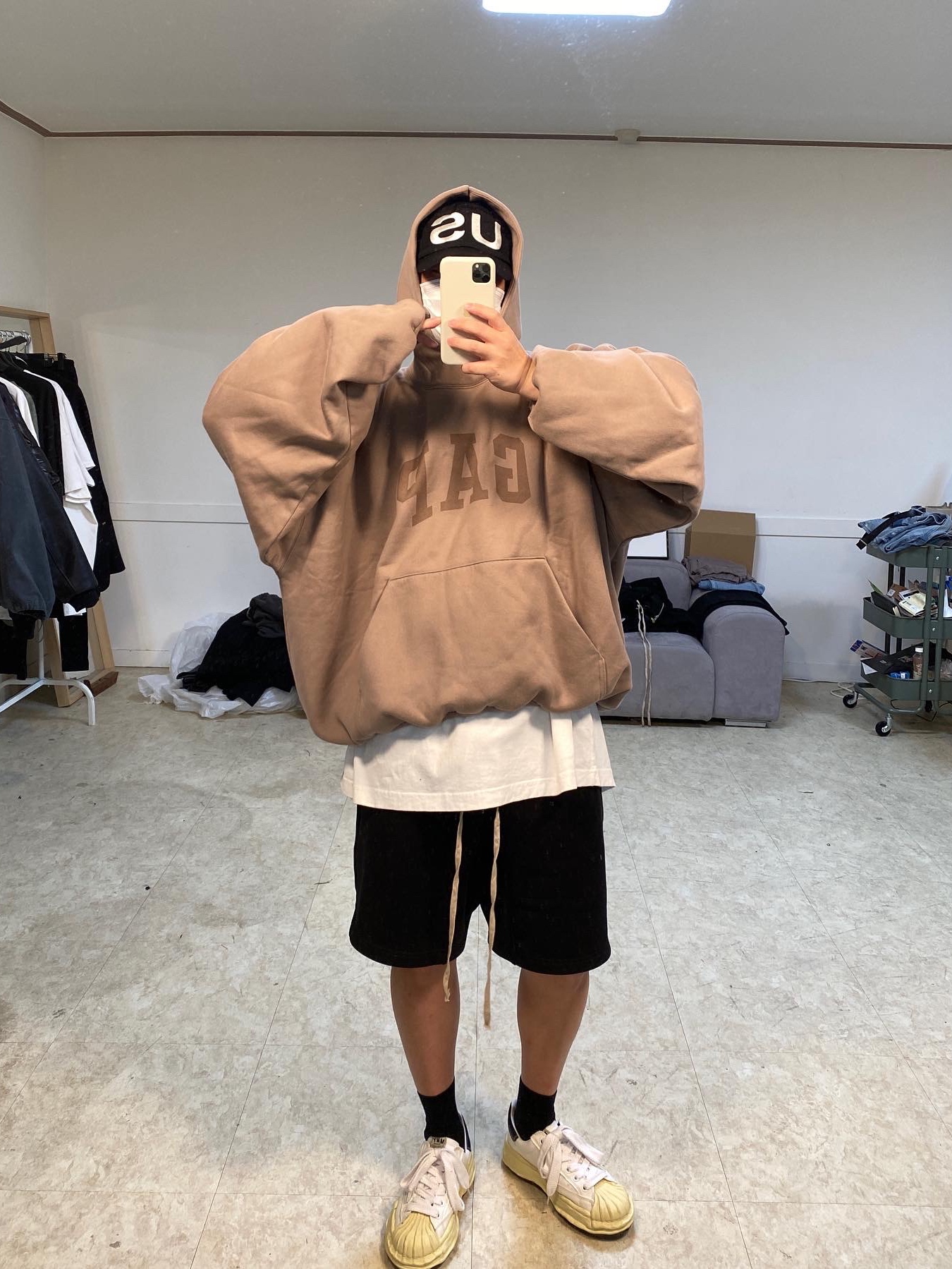 Yeezy Gap Engineered By Balenciaga Dove Hoodie Beige, Maison Mihara Yasuhiro Blakey VL OG Sole Leather Low-top Sneakers White 착용 스타일 - 2