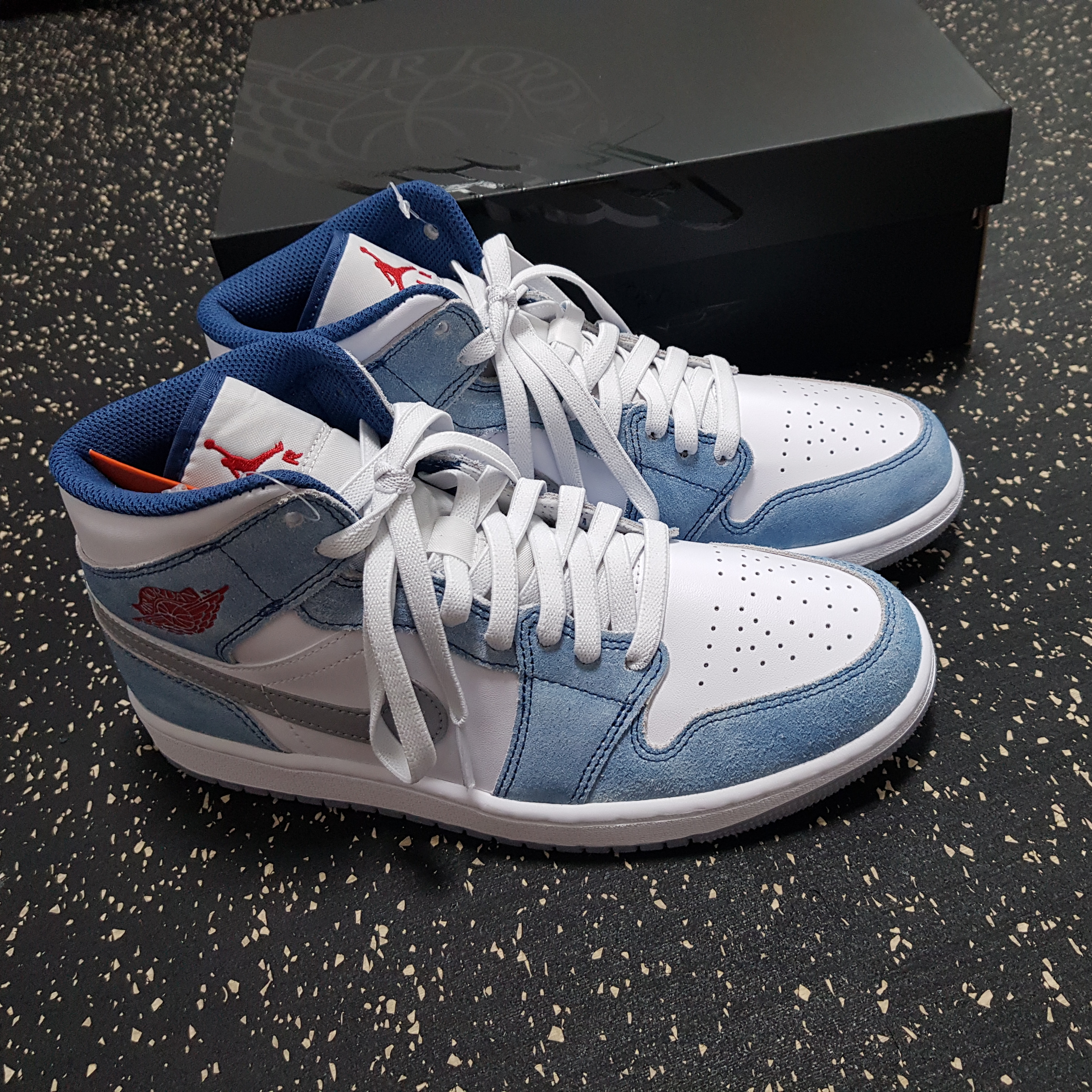 Jordan 1 Mid SE French Blue Fire Red 착용 스타일