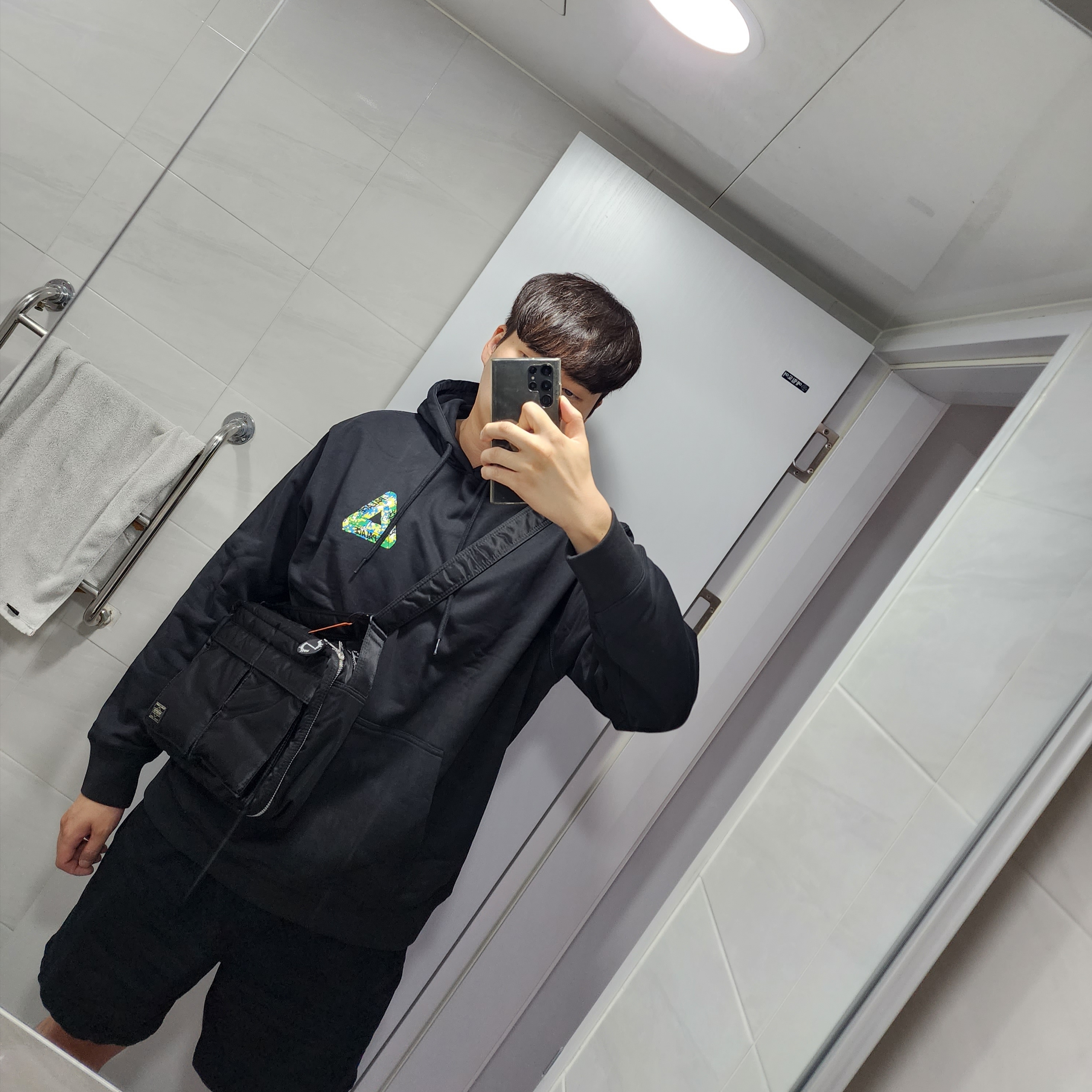 Palace Tri-Digi Hood Black - 22FW, Porter Tanker Shoulder Bag L Black 착용 스타일