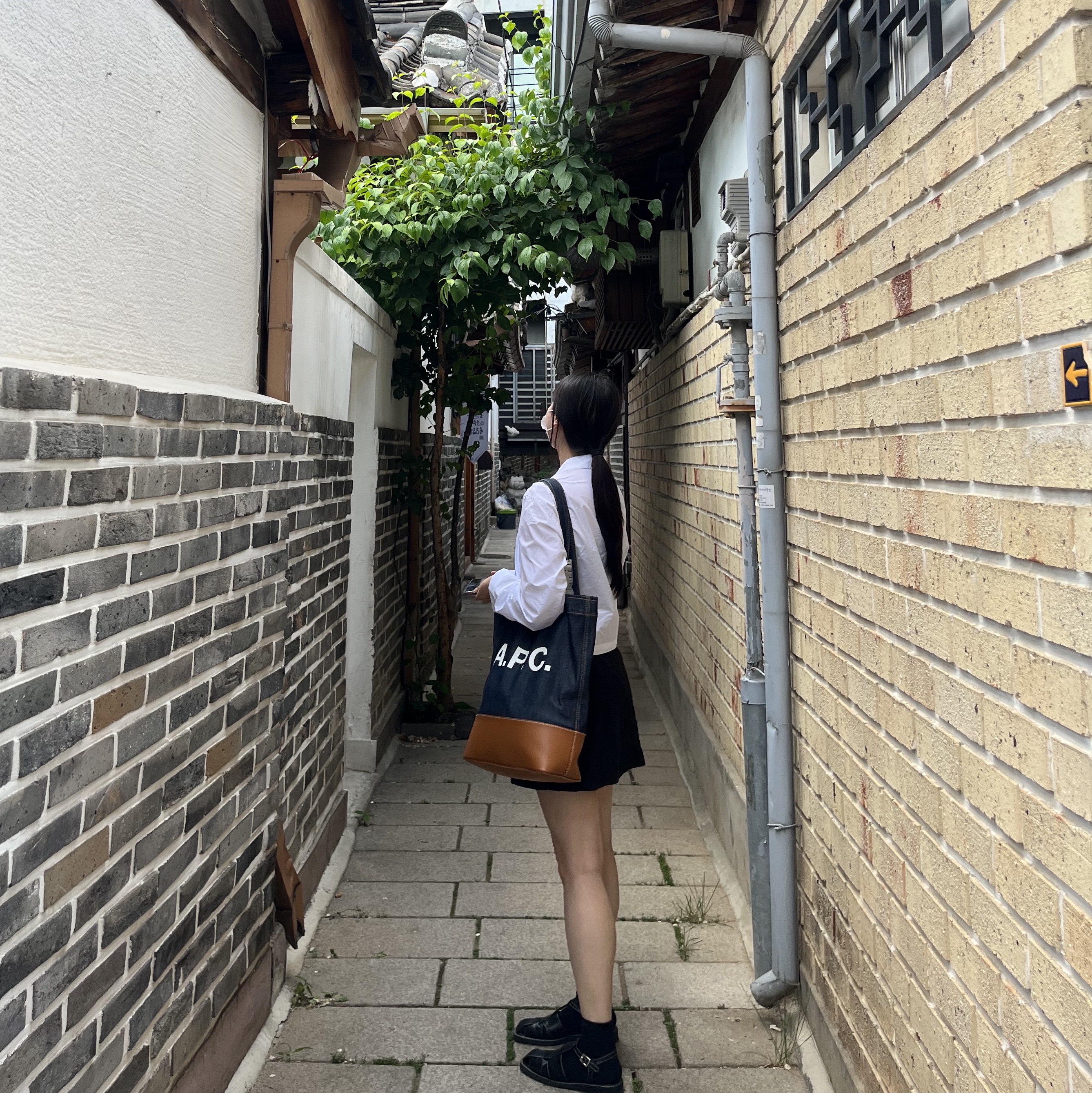 A.P.C. Axelle Tote Bag Denim Caramel 착용 스타일