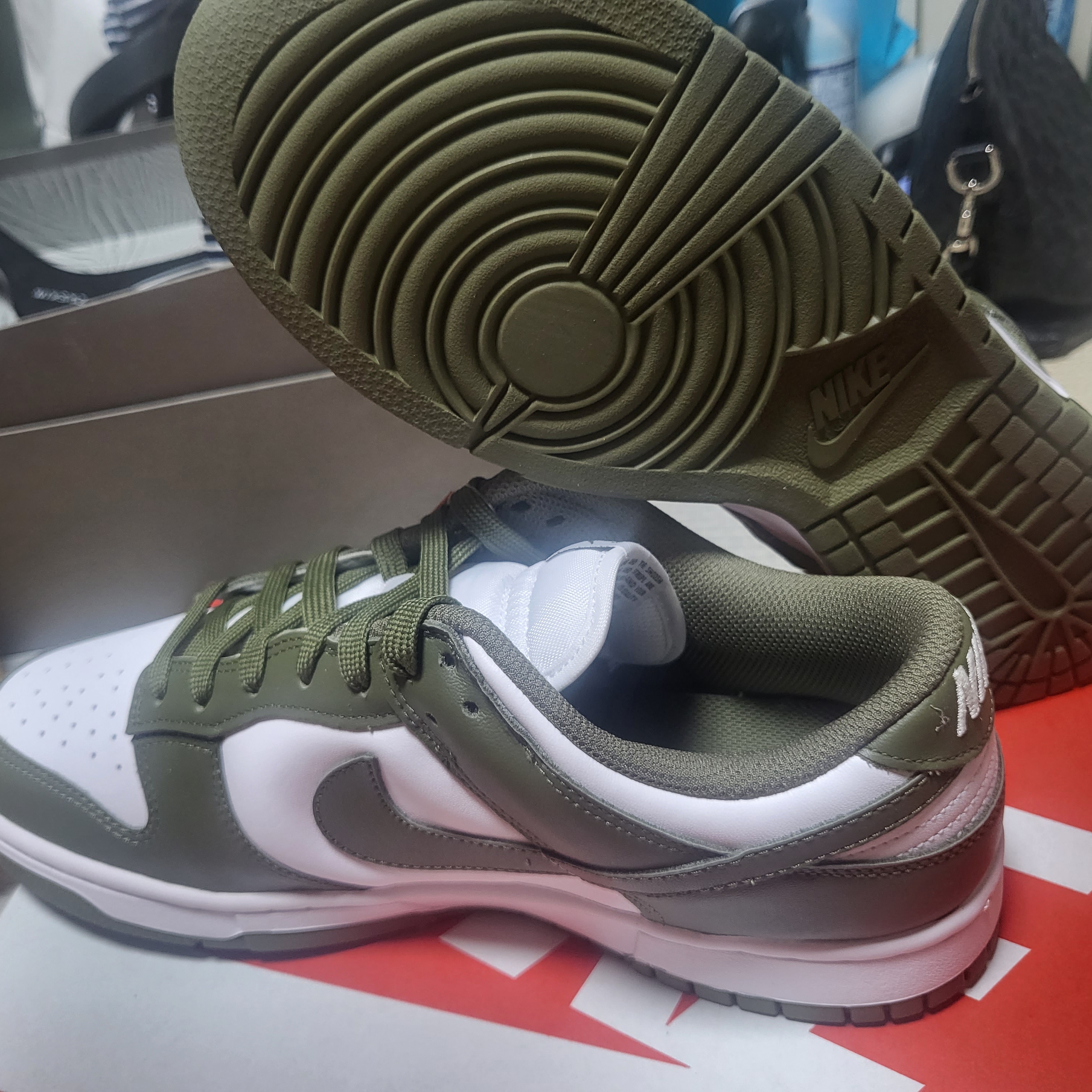 (W) Nike Dunk Low Medium Olive 착용 스타일 - 2