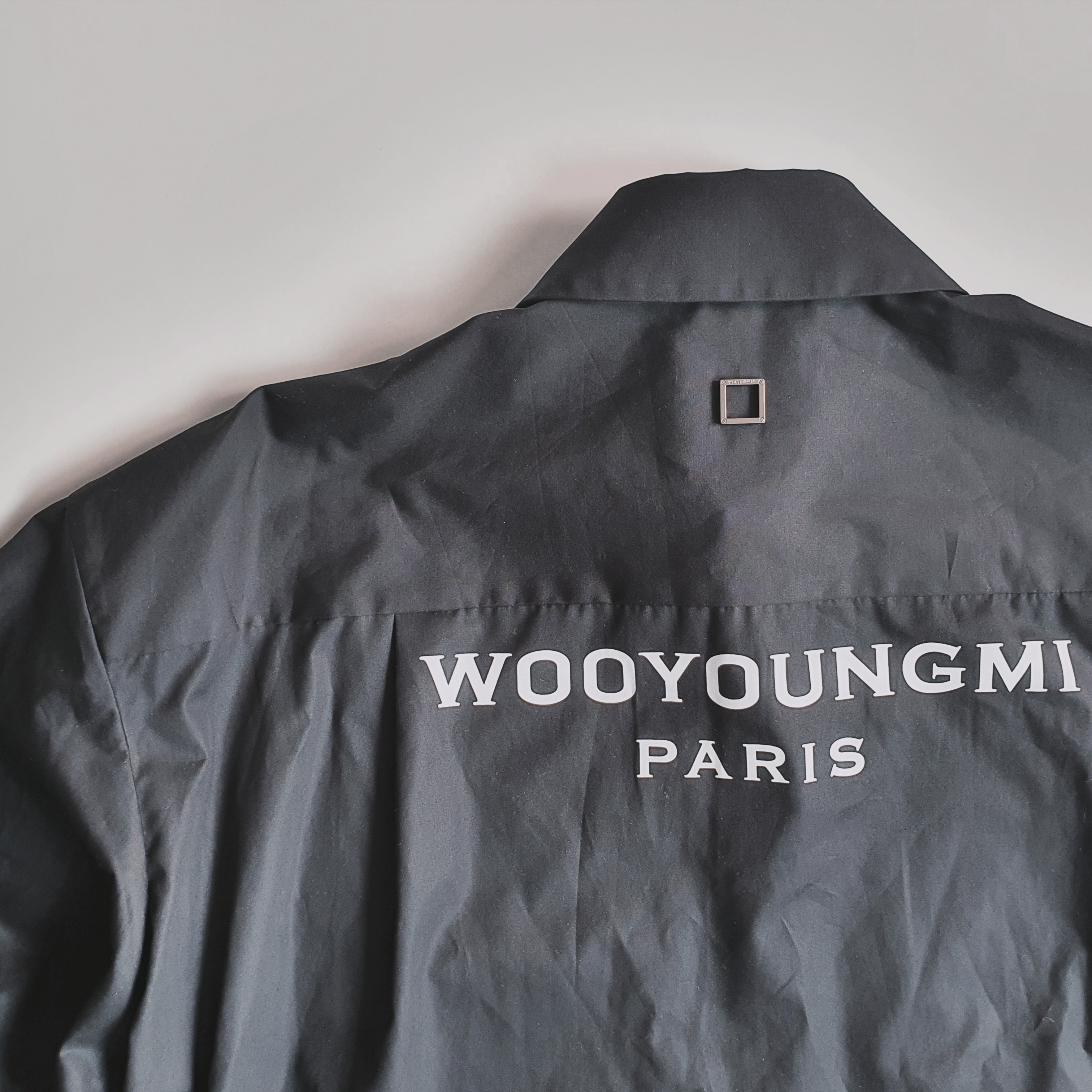 Wooyoungmi Cotton Back Logo Shirt Black - 22FW, Wooyoungmi White Embroidered Logo Ball Cap Black 착용 스타일 - 3