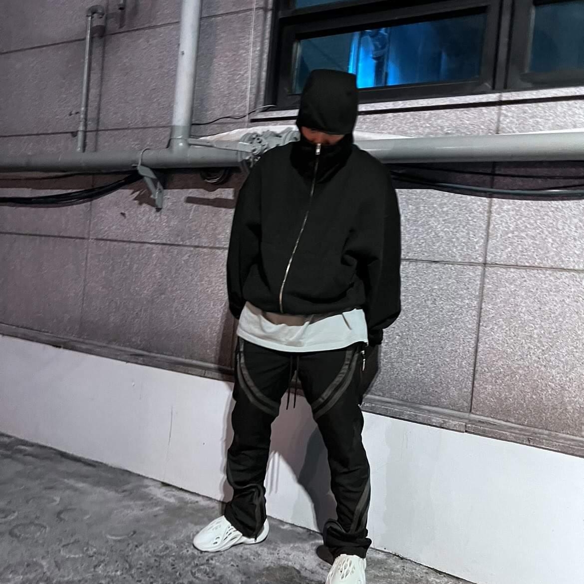 Adidas Yeezy Foam RNNR Sand, Farfromwhat Far Balaclava Hoodie Zip-Up Black 착용 스타일 - 2