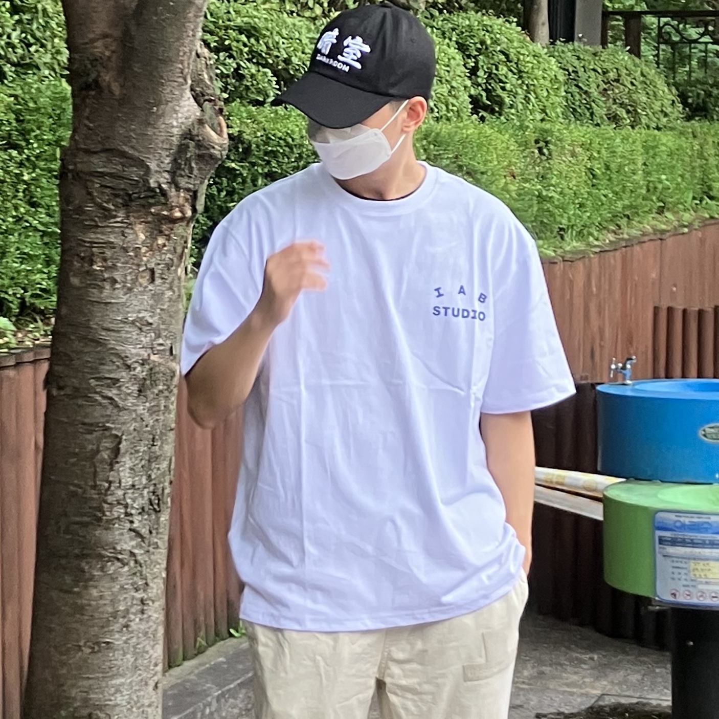 Darkr8m Studio White Logo Cap, IAB Studio T-Shirt White Navy - 22FW 착용 스타일 - 1