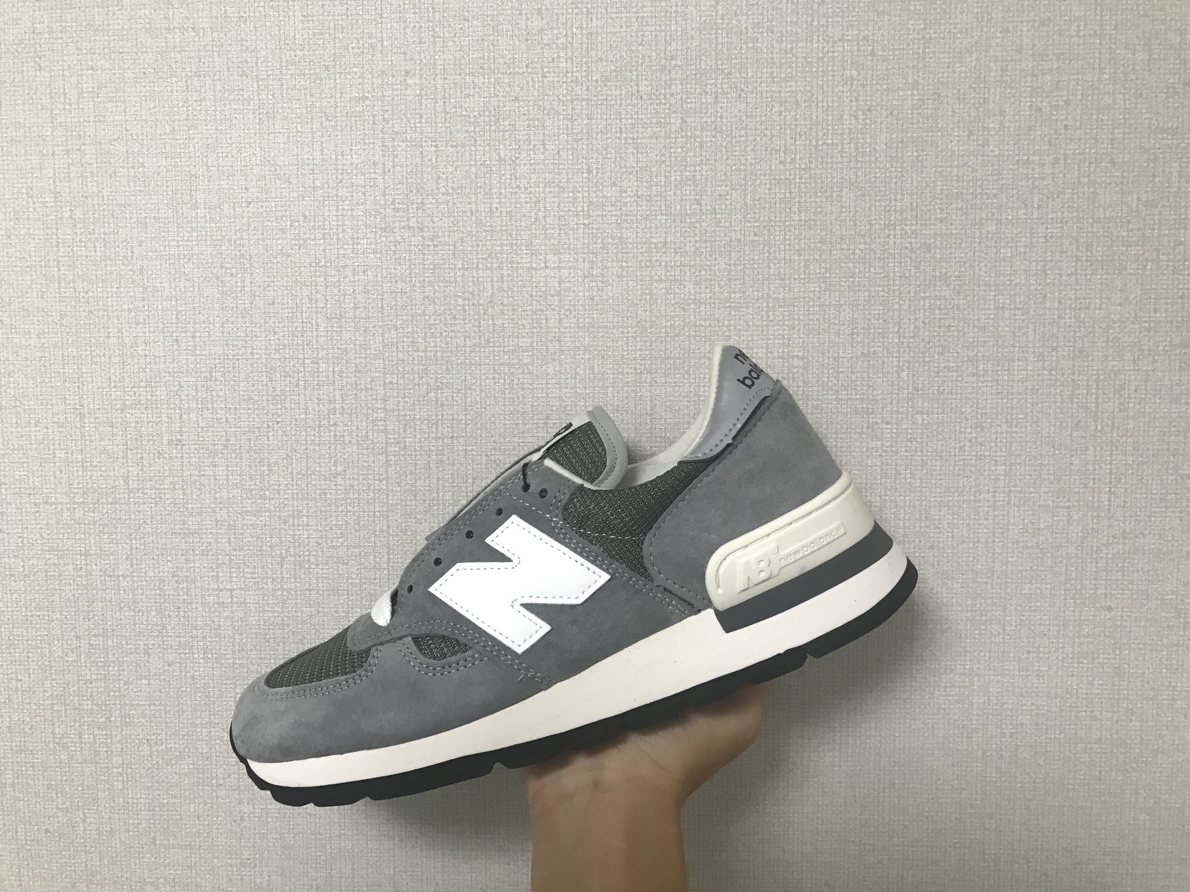 New Balance 990v1 Made in USA Grey White 착용 스타일 - 2