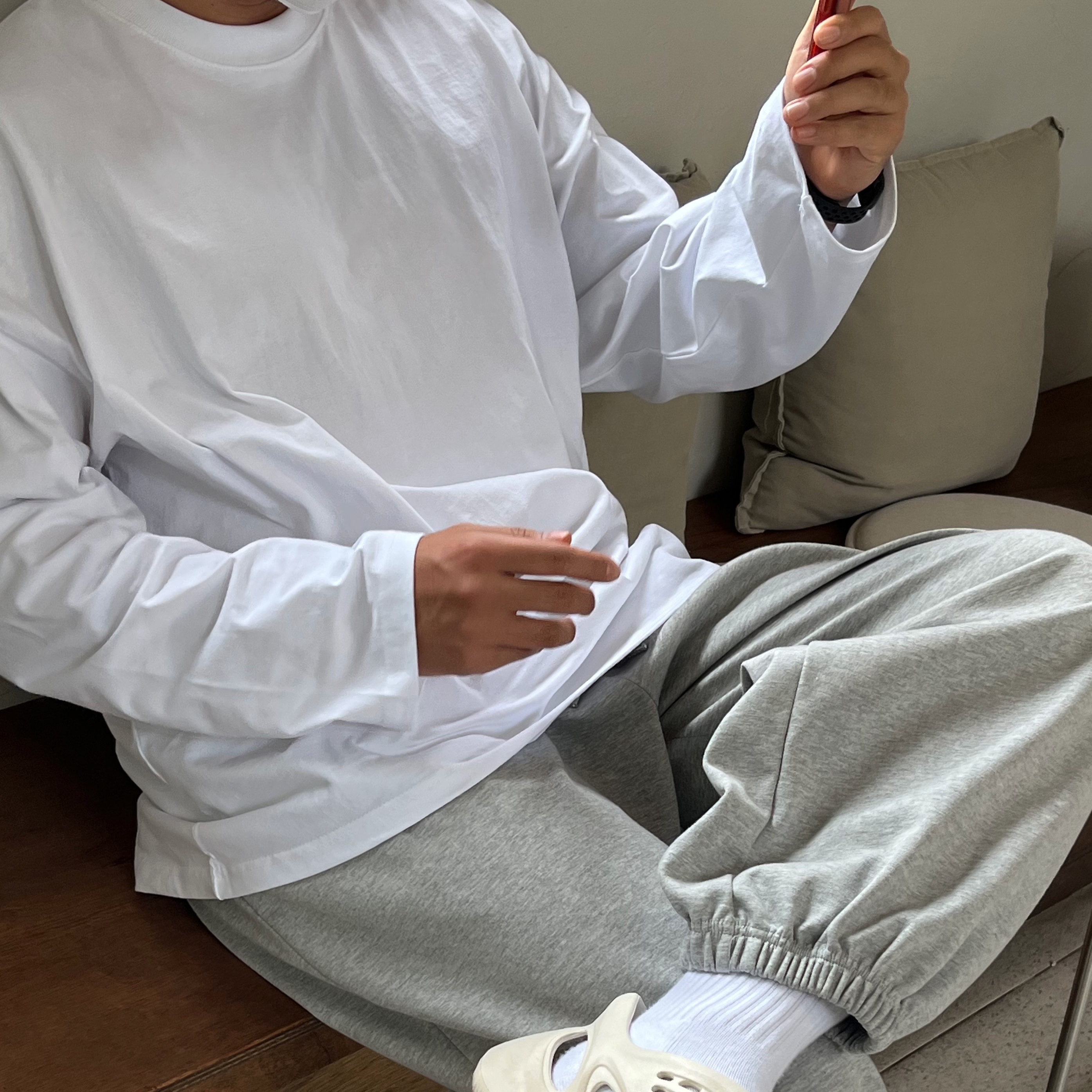 Adidas Yeezy Foam RNNR Sand 착용 스타일 - 5