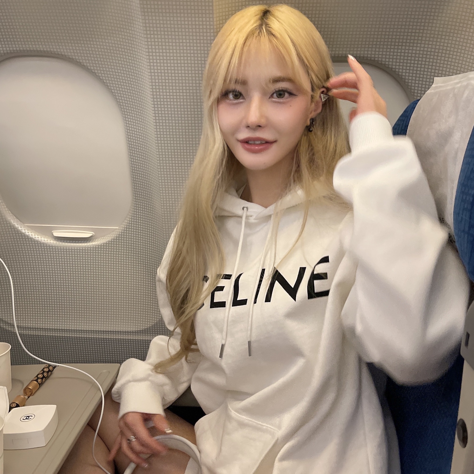 Celine Loose Hoodie in Cotton Fleece Off White Black, Prada Leather Handbag Black 착용 스타일 - 2