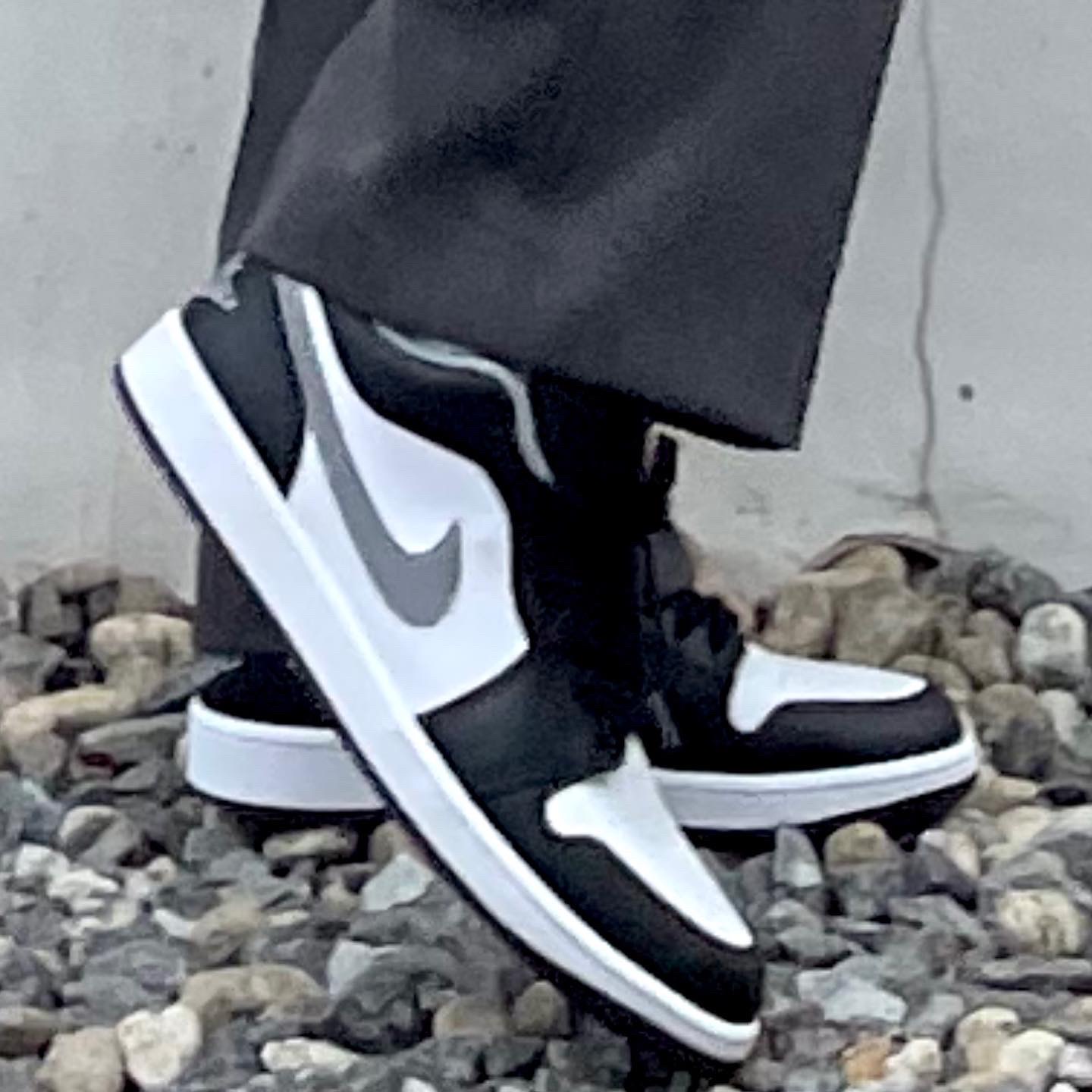 Jordan 1 Low Black Particle Grey 착용 스타일 - 2