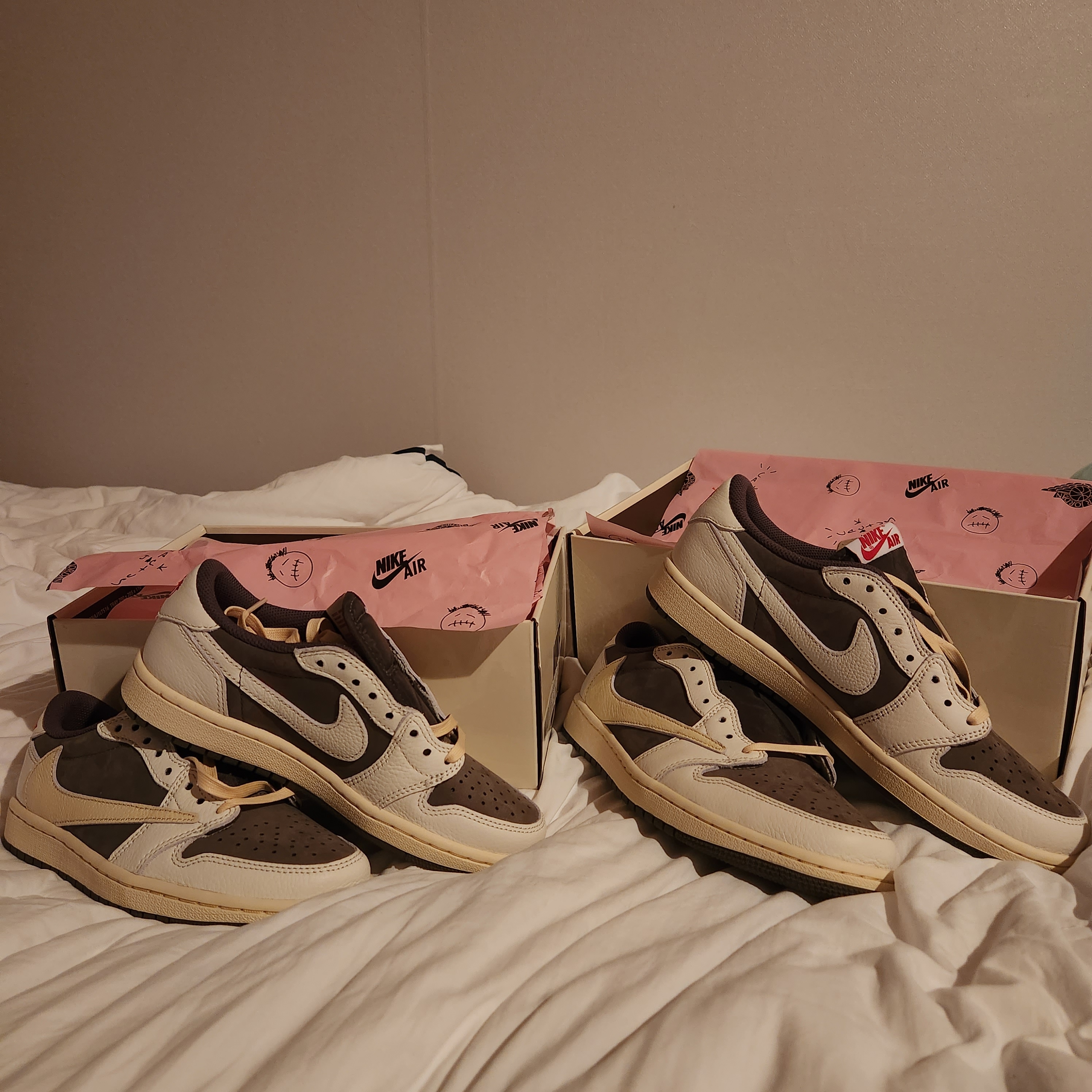 Jordan 1 x Travis Scott Retro Low OG SP Sail and Ridgerock 착용 스타일 - 3