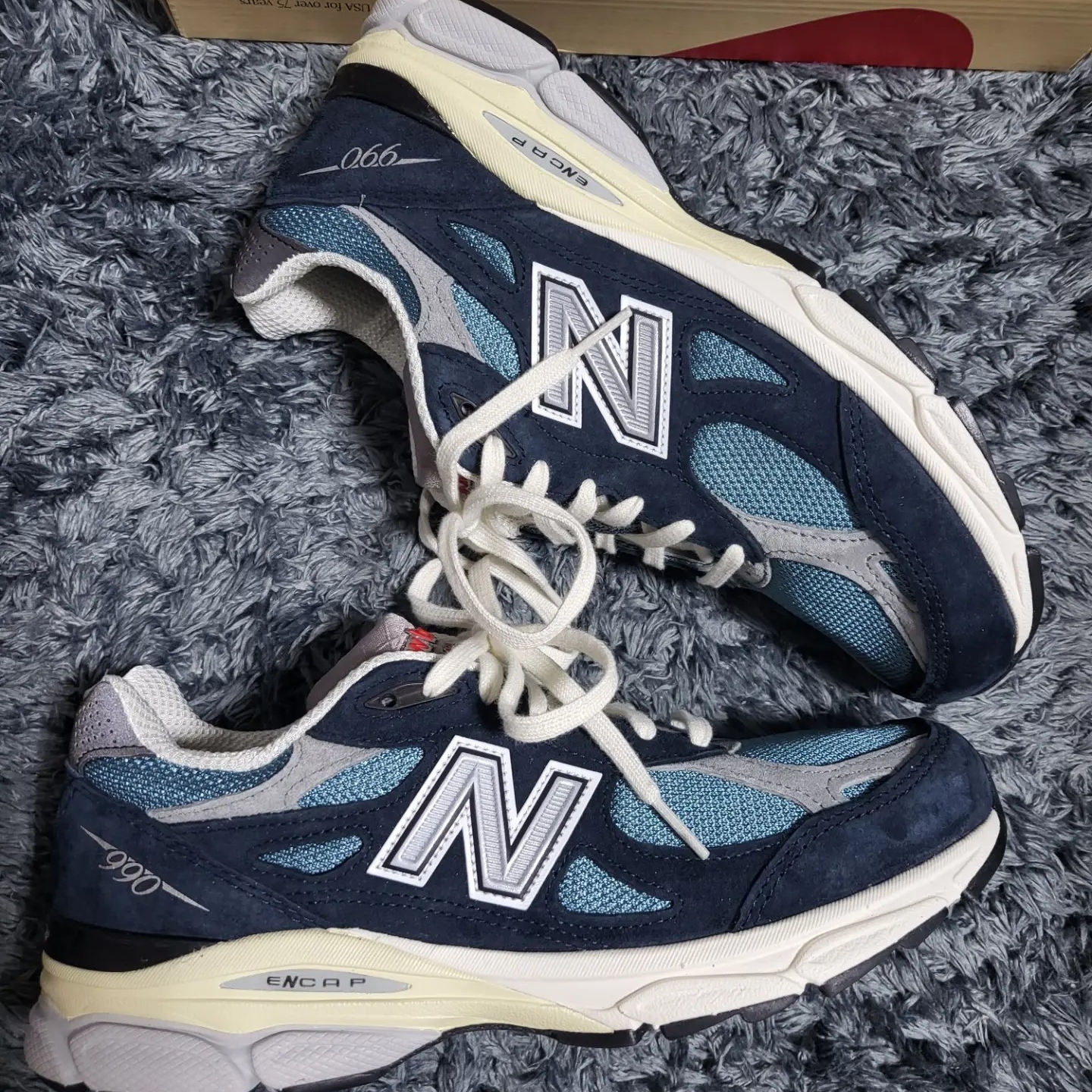 New Balance 990v3 Made in USA Navy Spring Tide, New Balance 990v3 Made in USA Scarlet Marblehead 착용 스타일 - 2