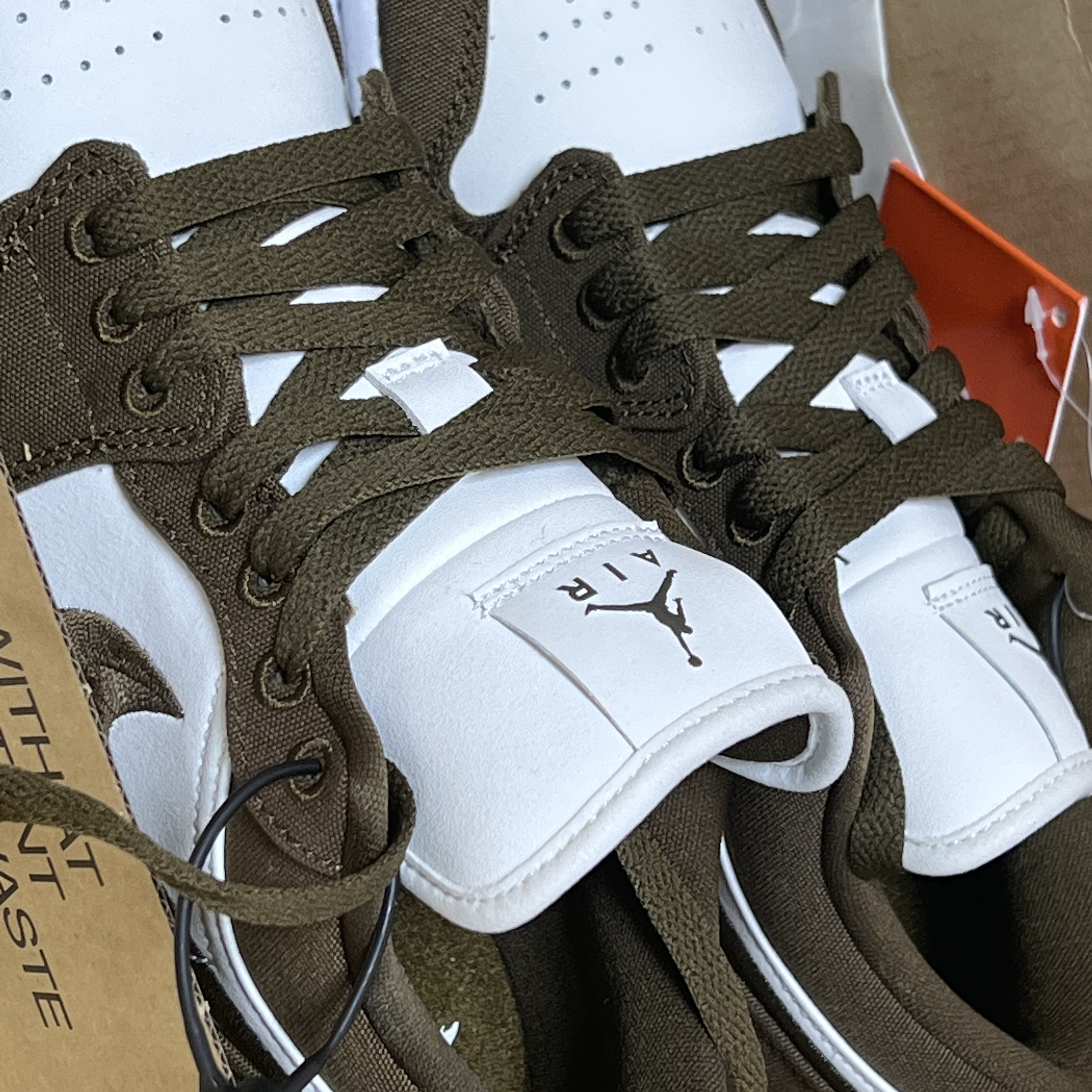 (W) Jordan 1 Low SE Light Olive 착용 스타일