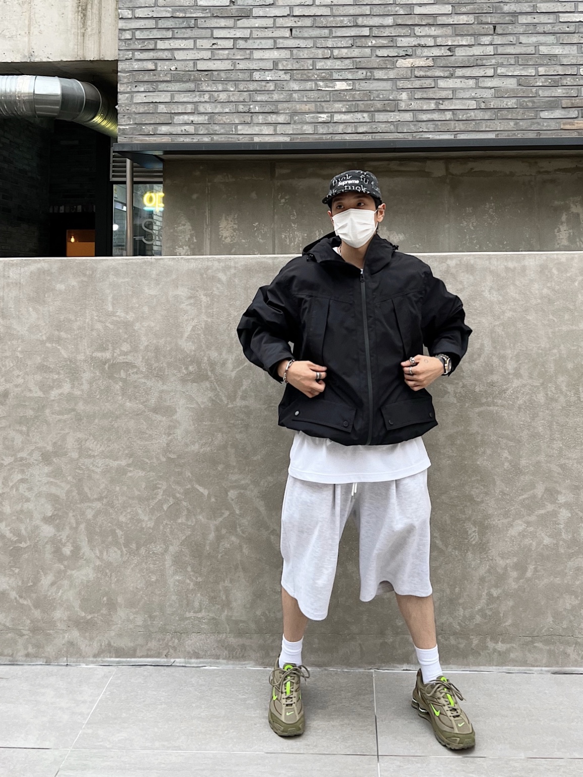 Nike x Supreme Shox Ride 2 SP Neutral Olive, Supreme Washed Chino Twill Camp Cap Black 착용 스타일 - 3
