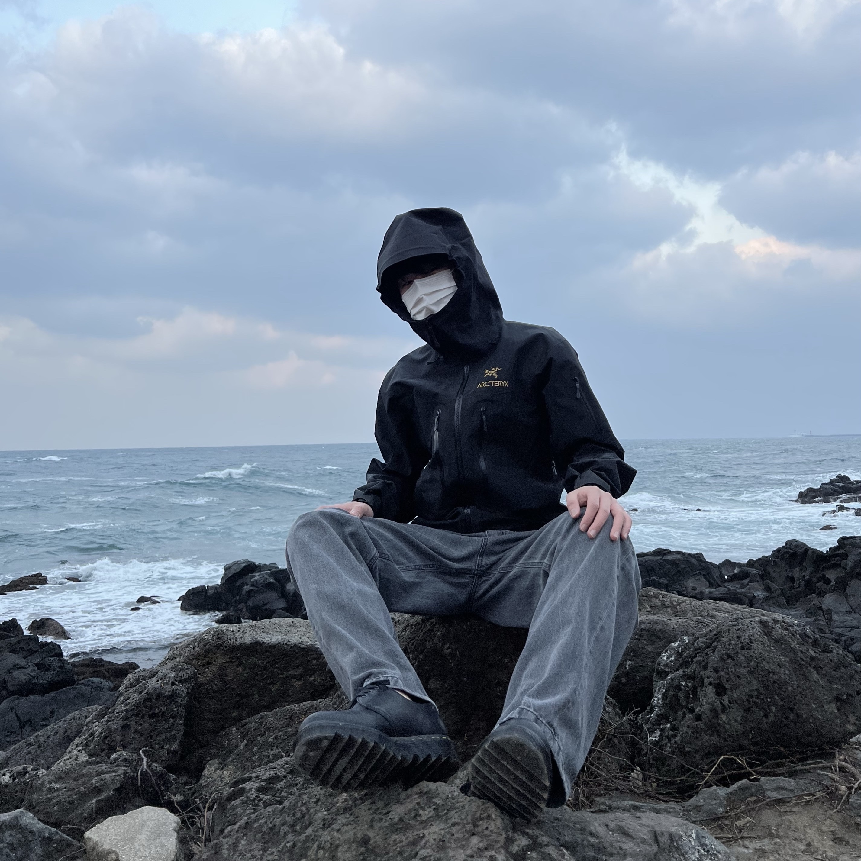 Arc'teryx Alpha SV Jacket 24K Black 착용 스타일