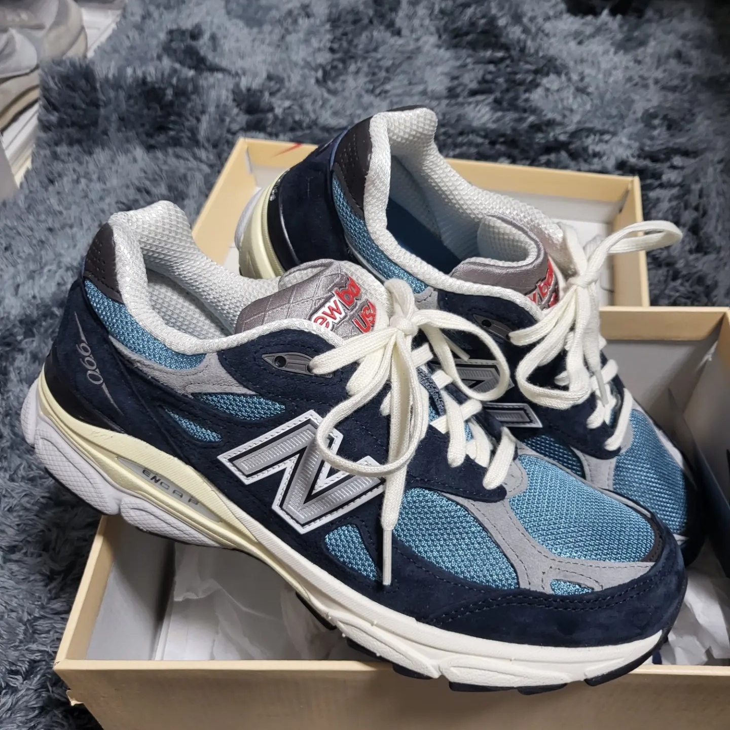 New Balance 990v3 Made in USA Navy Spring Tide, New Balance 990v3 Made in USA Scarlet Marblehead 착용 스타일 - 1