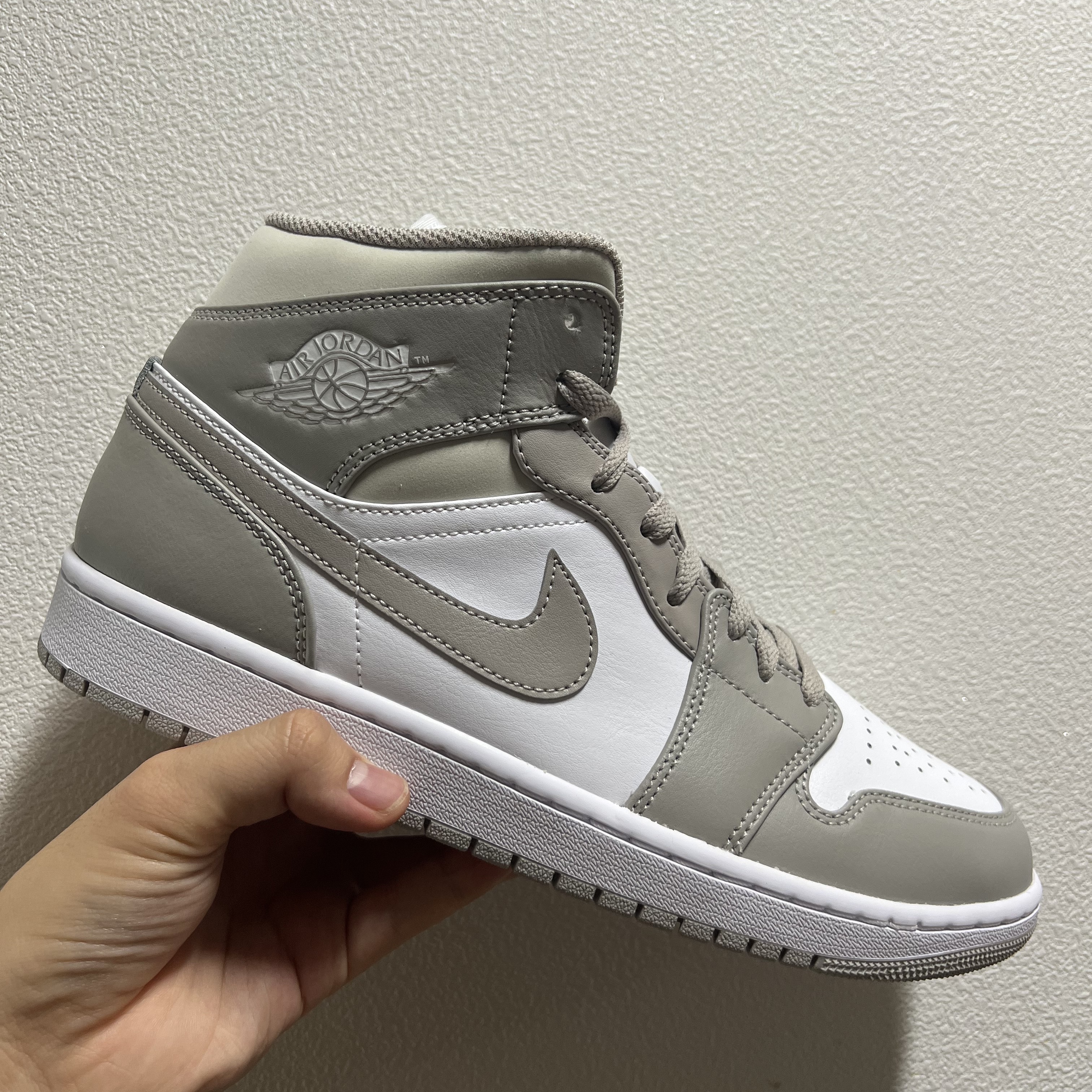 Jordan 1 Mid College Grey 착용 스타일