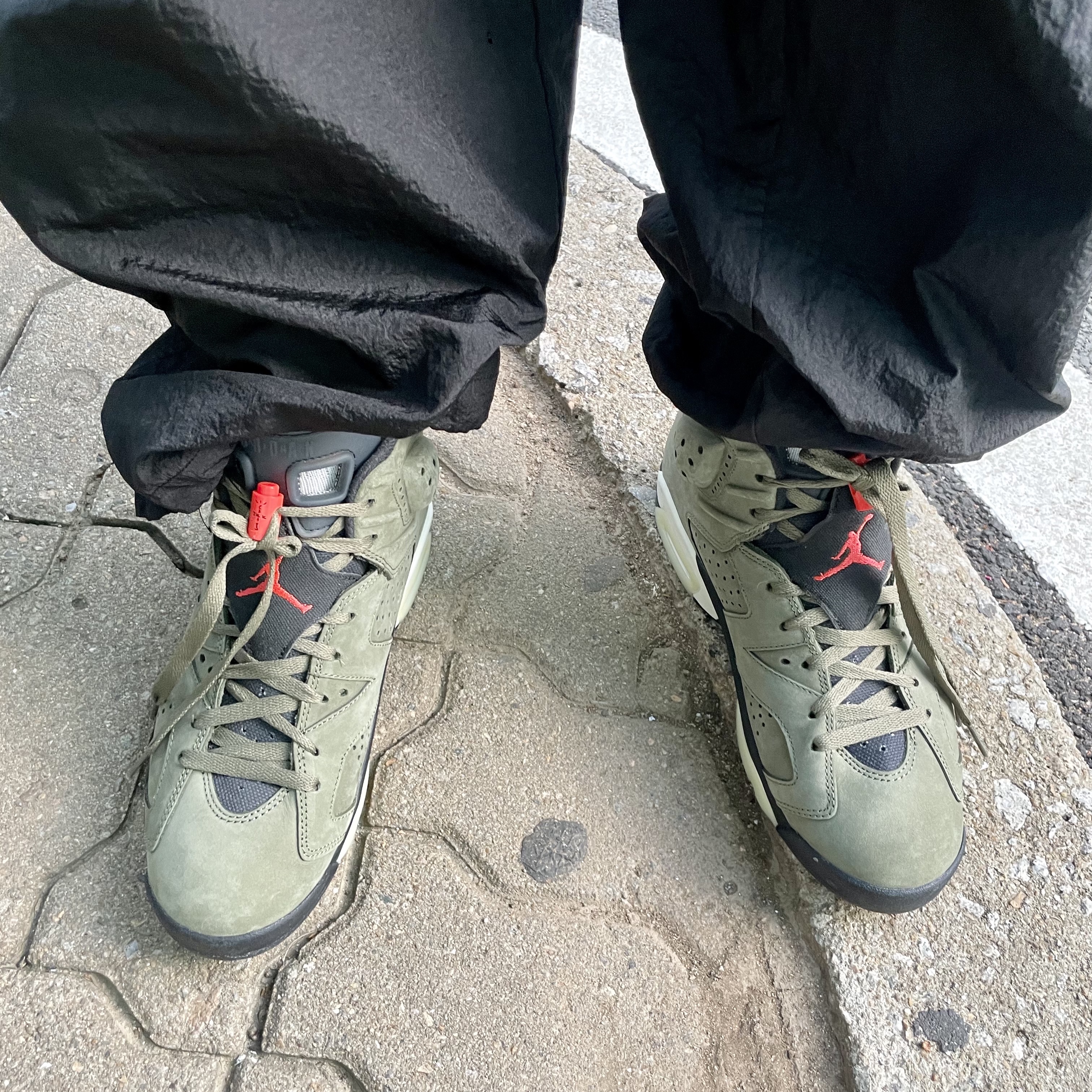 Jordan 6 x Travis Scott Retro Olive 착용 스타일 - 3