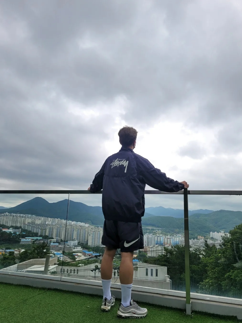 Nike x Stussy Windrunner Jacket Off Noir, Nike x Stussy Water Shorts Off Noir 착용 스타일