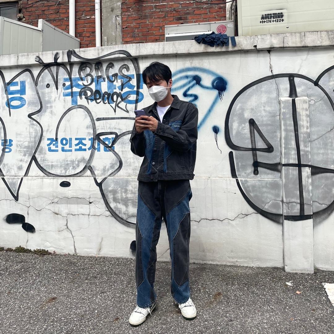 Supreme 2-Tone Paneled Jean Black - 22FW, Supreme 2-Tone Paneled Denim Jacket Black - 22FW 착용 스타일 - 1