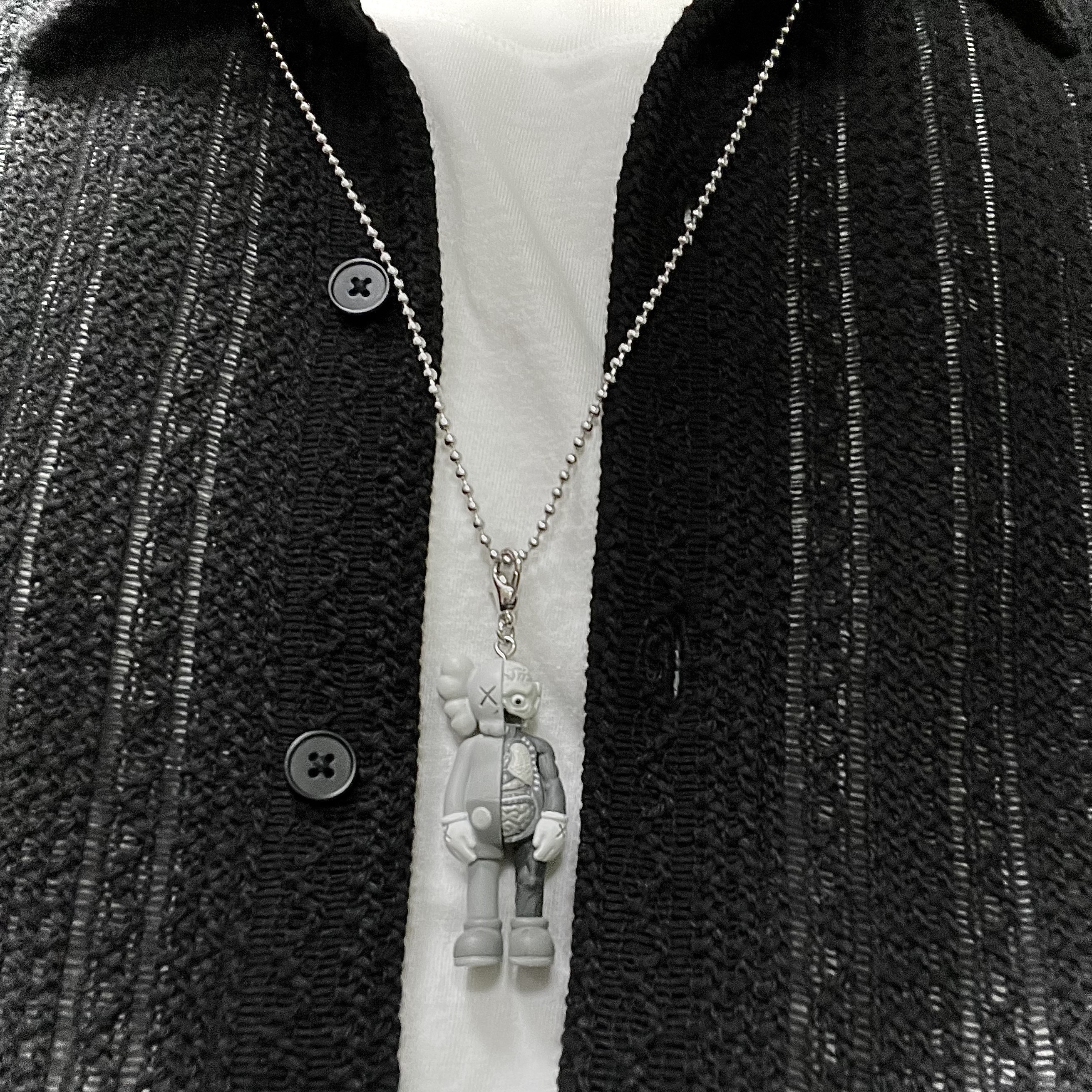 Kaws Tokyo First Companion Flayed Keychain Grey 착용 스타일