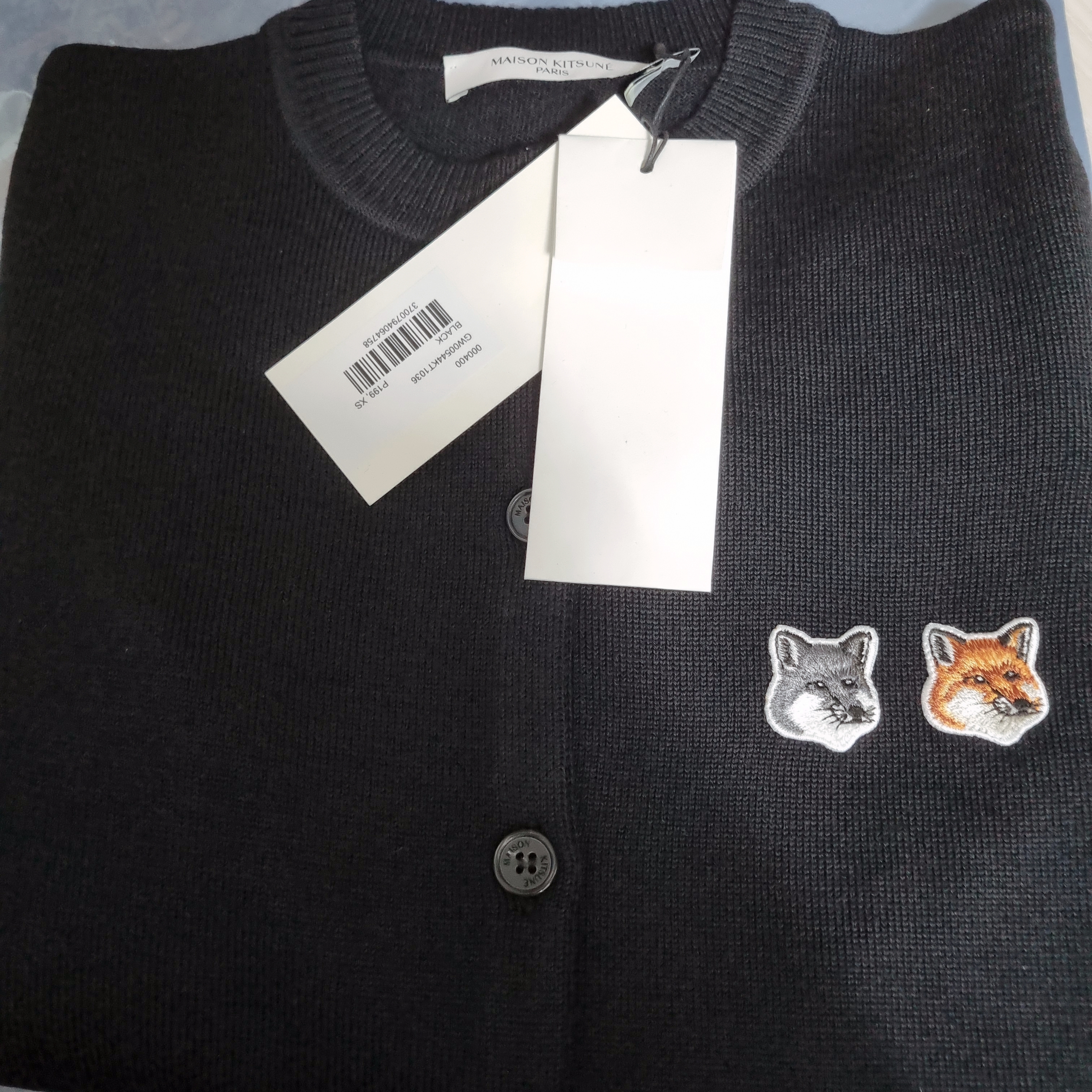 (W) Maison Kitsune Double Fox Head Patch R-Neck Cardigan Black 착용 스타일