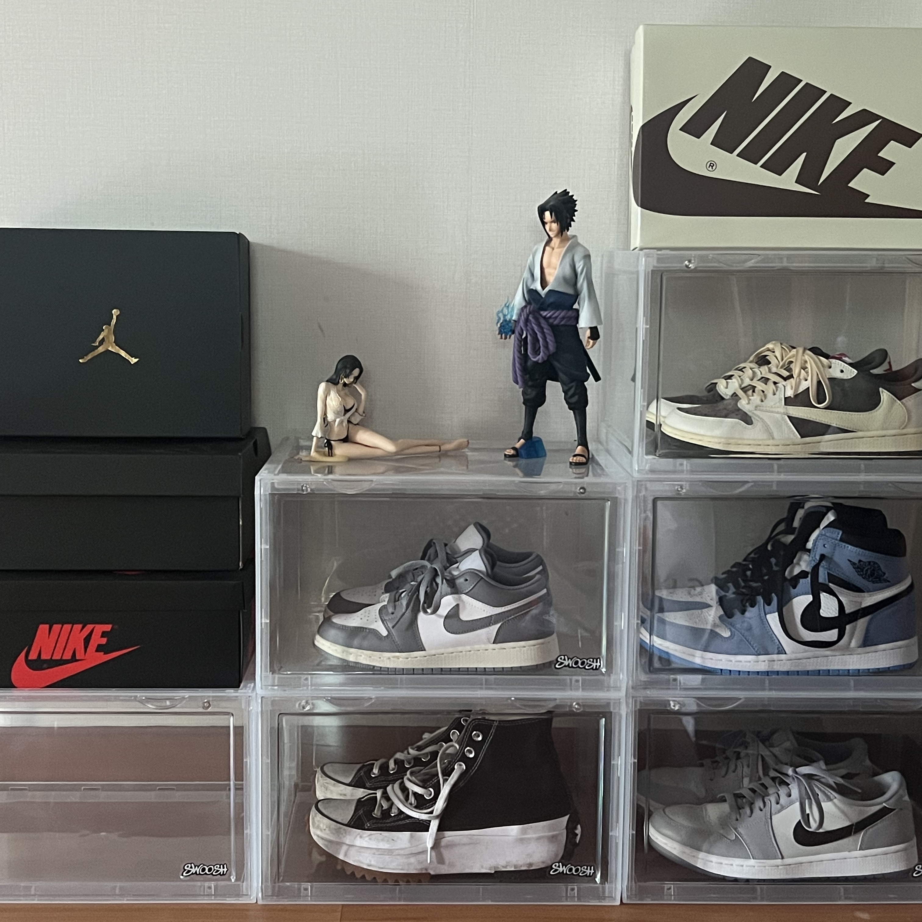 Jordan 1 x Travis Scott Retro Low OG SP Sail and Ridgerock, Jordan 1 Retro High OG University Blue 착용 스타일
