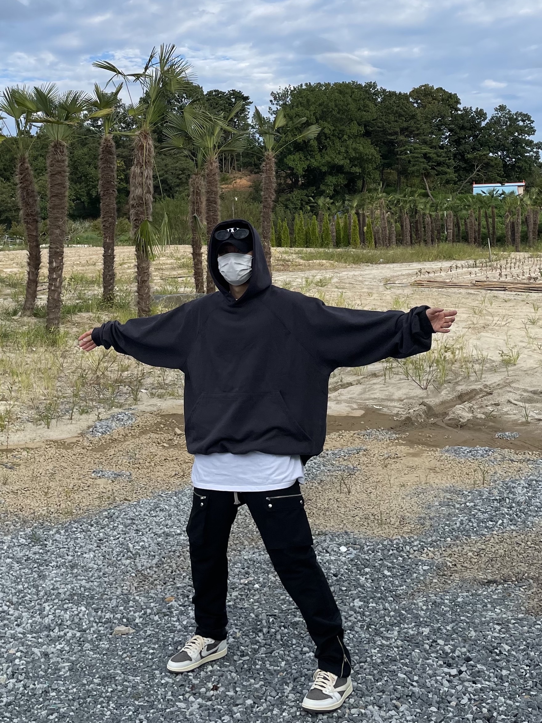 Jordan 1 x Travis Scott Retro Low OG SP Sail and Ridgerock, Permanent Archive Side Pocket Zip Pants Black 착용 스타일