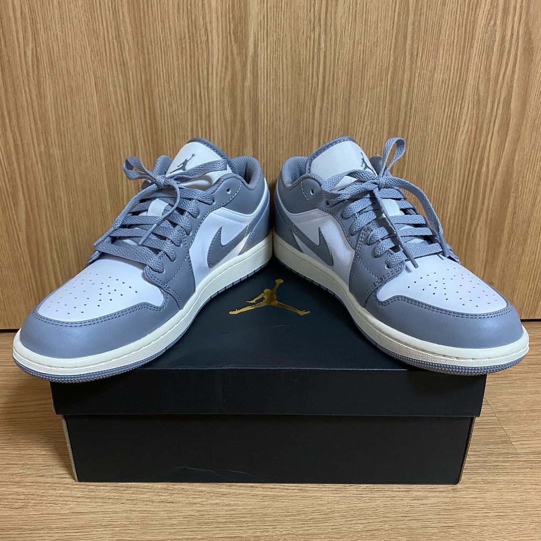 Jordan 1 Low Stealth and White 착용 스타일 - 2