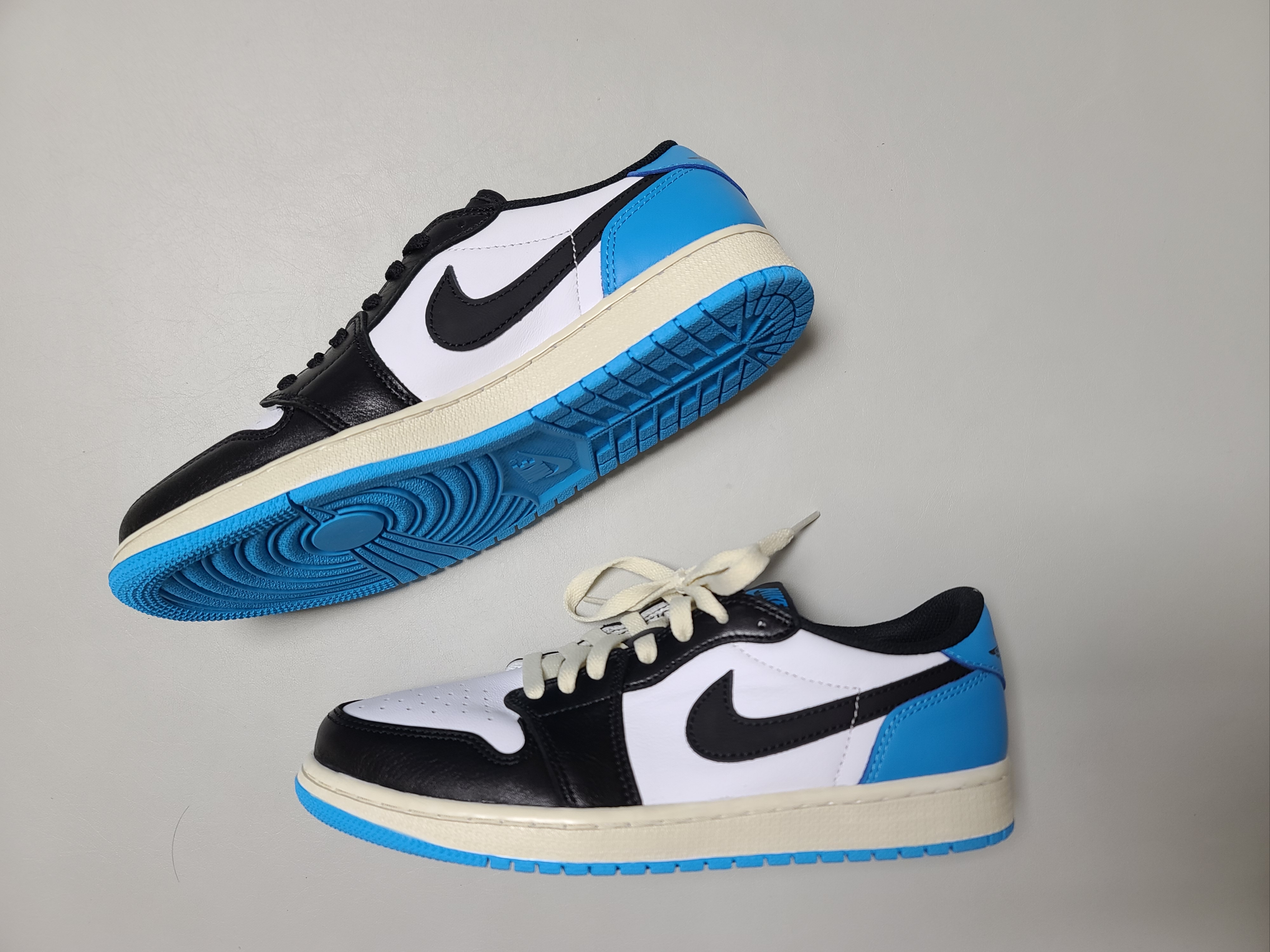 Jordan 1 Retro Low OG Black and Dark Powder Blue 착용 스타일 - 2