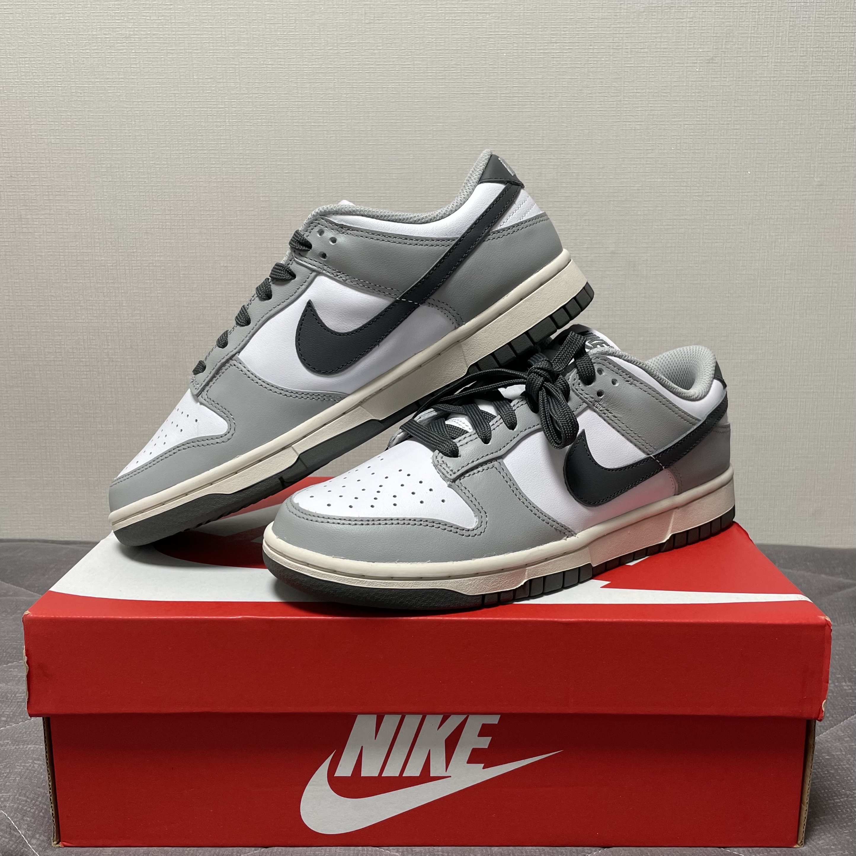 (W) Nike Dunk Low Light Smoke Grey 착용 스타일 - 1