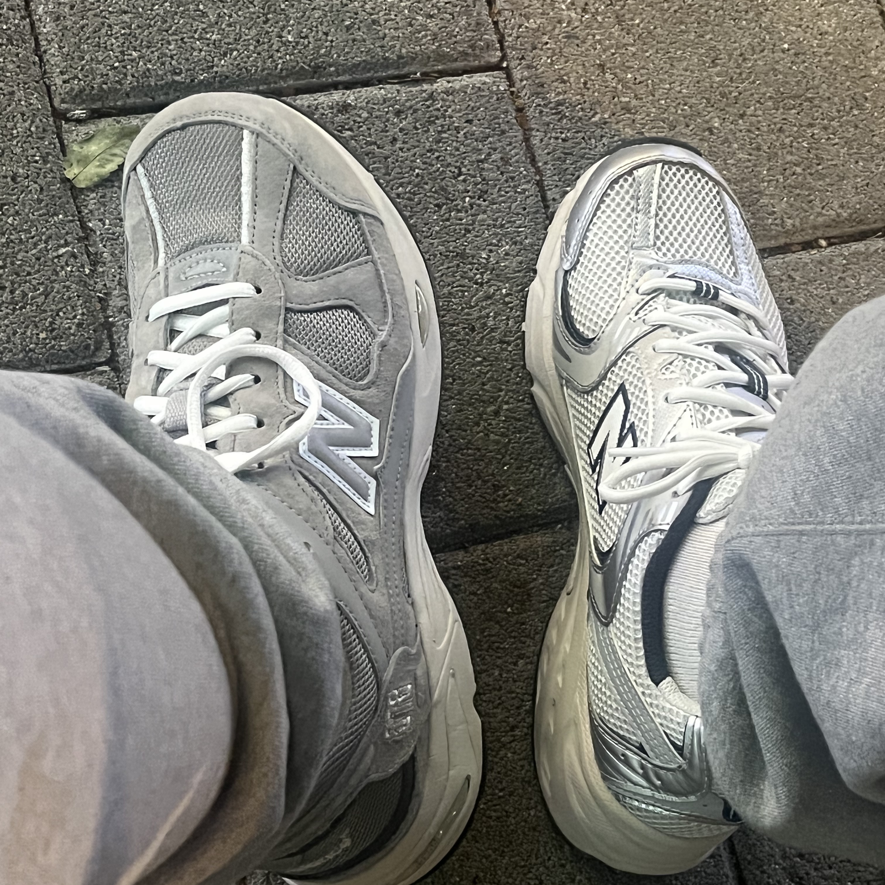 New Balance 530 Steel Grey, New Balance 878 Gray 착용 스타일 - 1