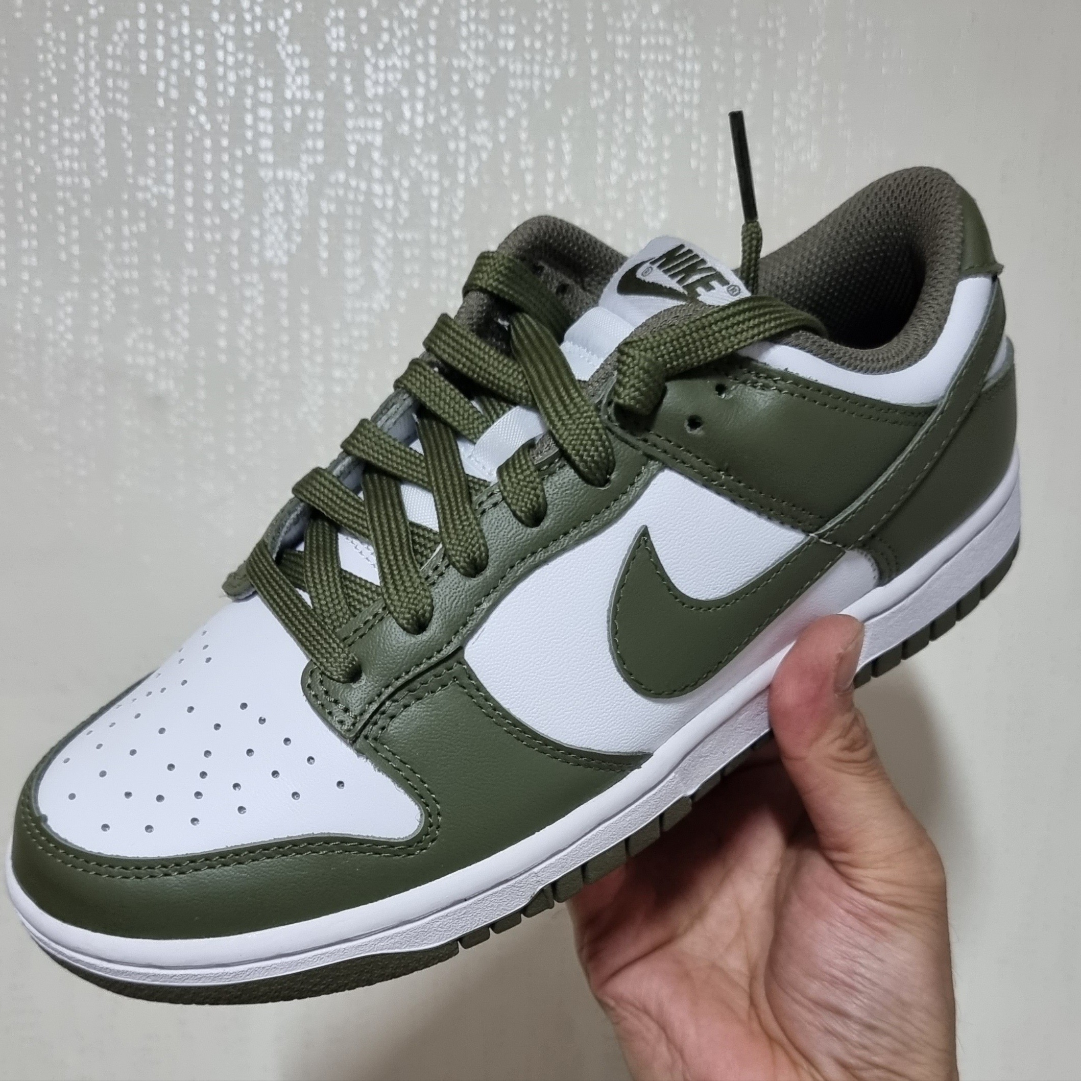 (W) Nike Dunk Low Medium Olive 착용 스타일 - 1