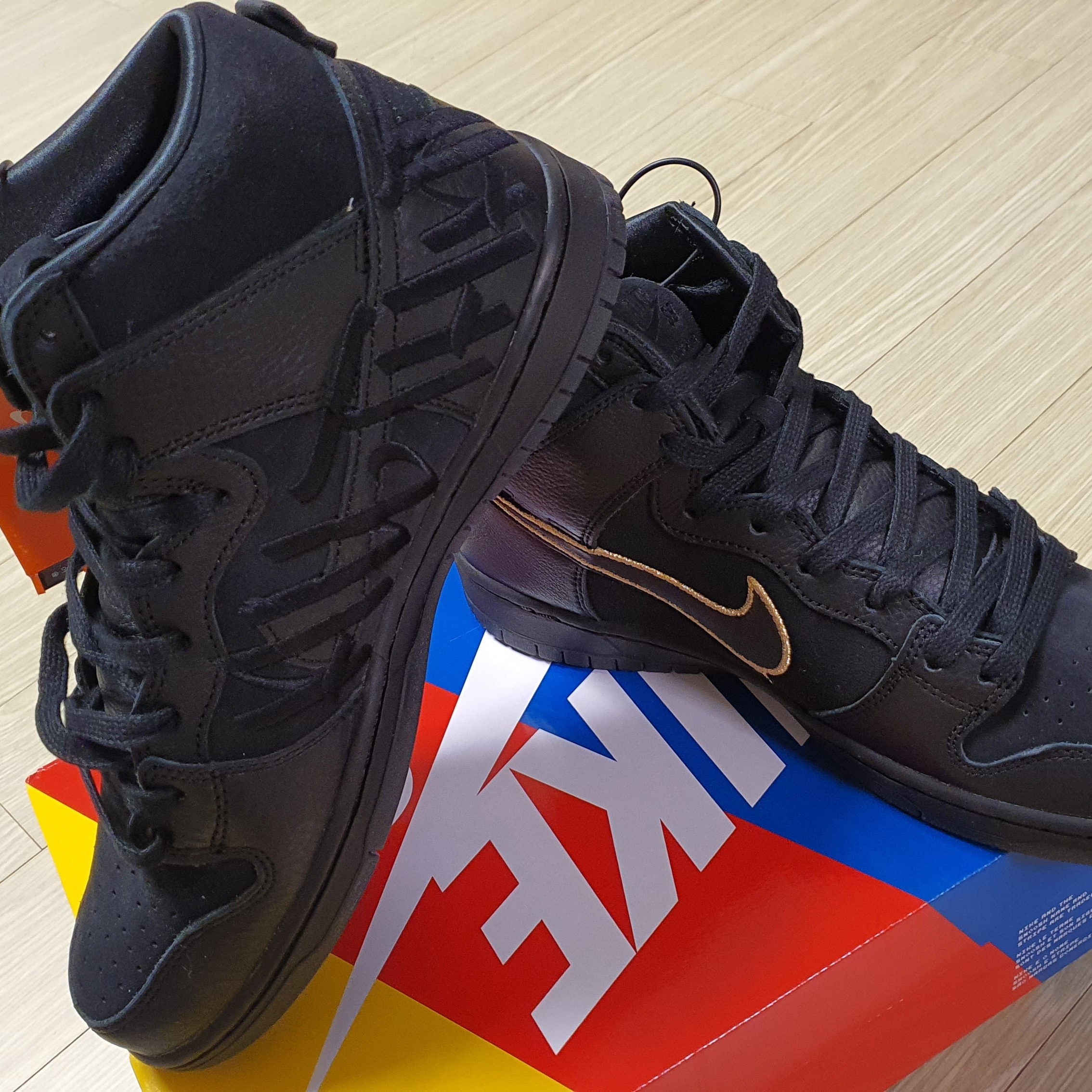 Nike x Faust SB Dunk High Pro QS Black and Metallic Gold 착용 스타일 - 3