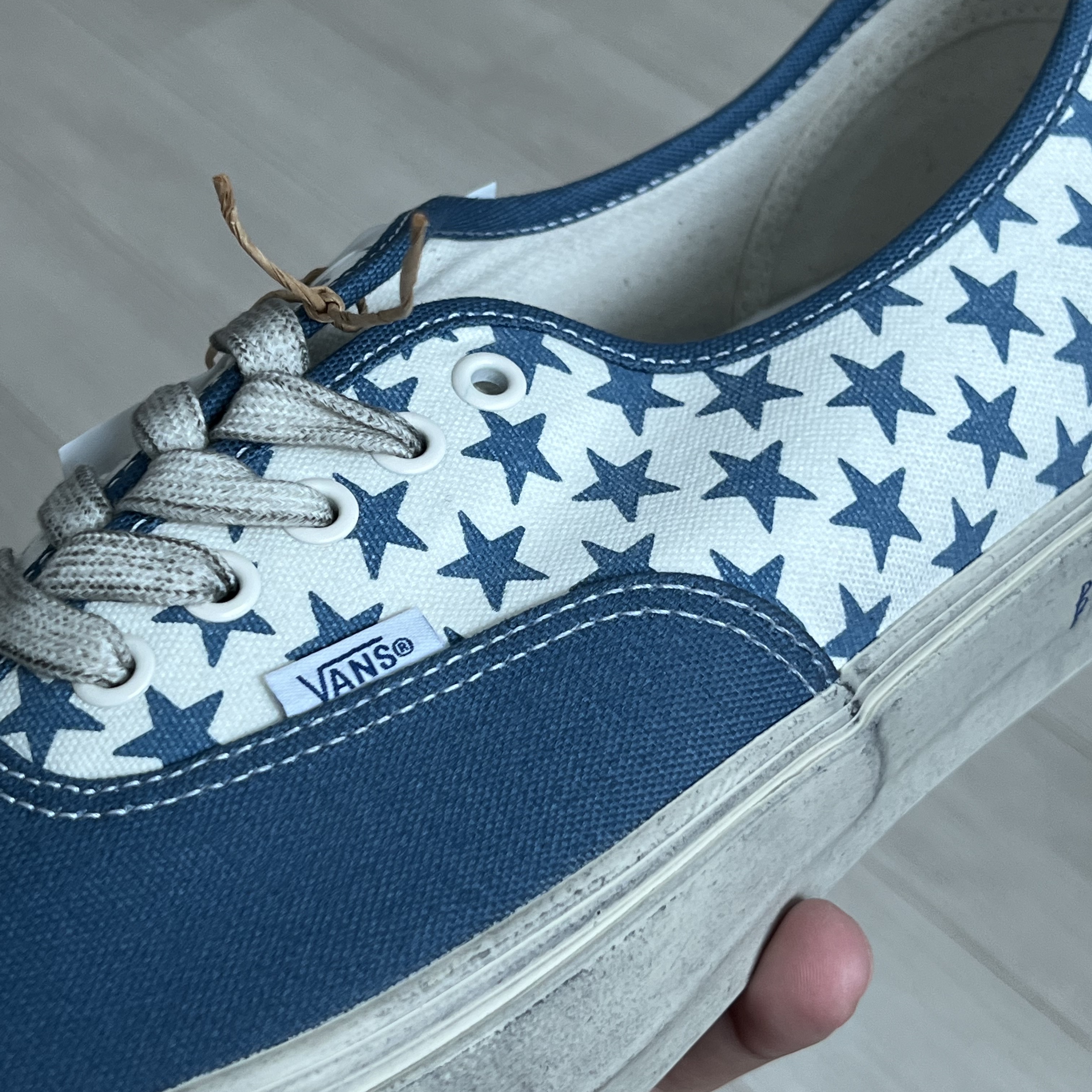 Vans Vault x Bianca Chandon Authentic LX Stressed Navy White 착용 스타일 - 4