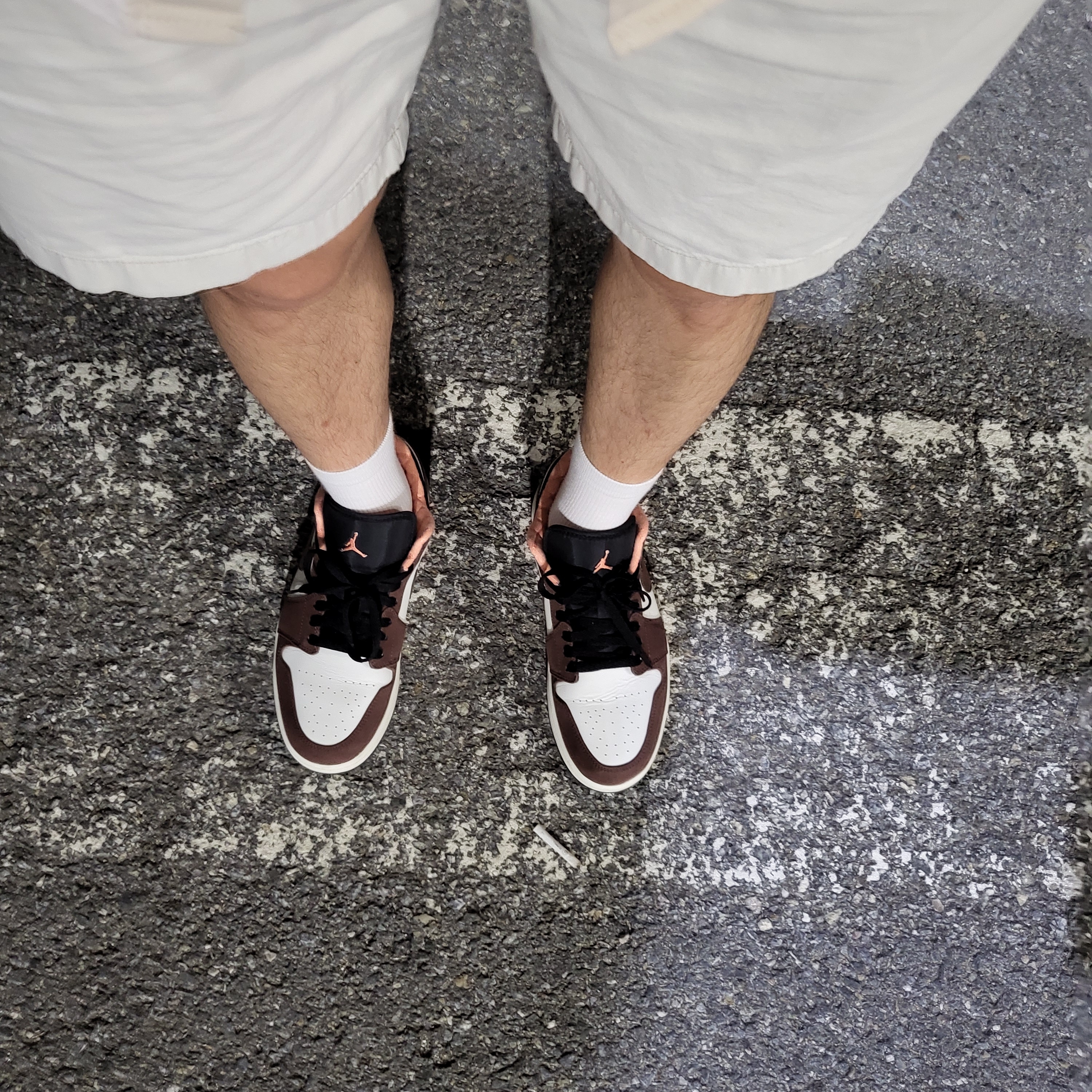 Jordan 1 Low SE Chocolate Bliss 착용 스타일
