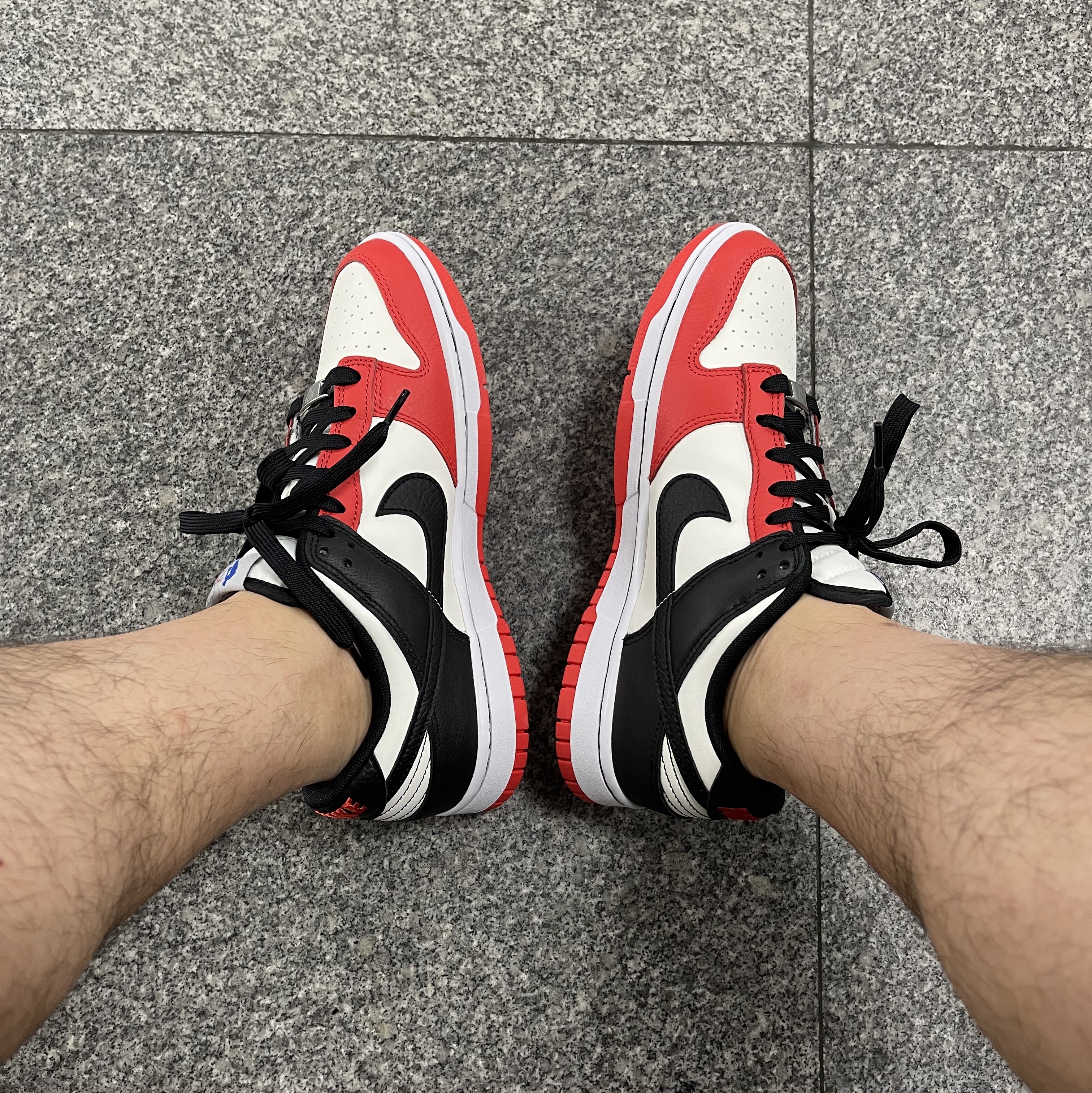 Nike x NBA Dunk Low Retro EMB Black and Chile Red 착용 스타일