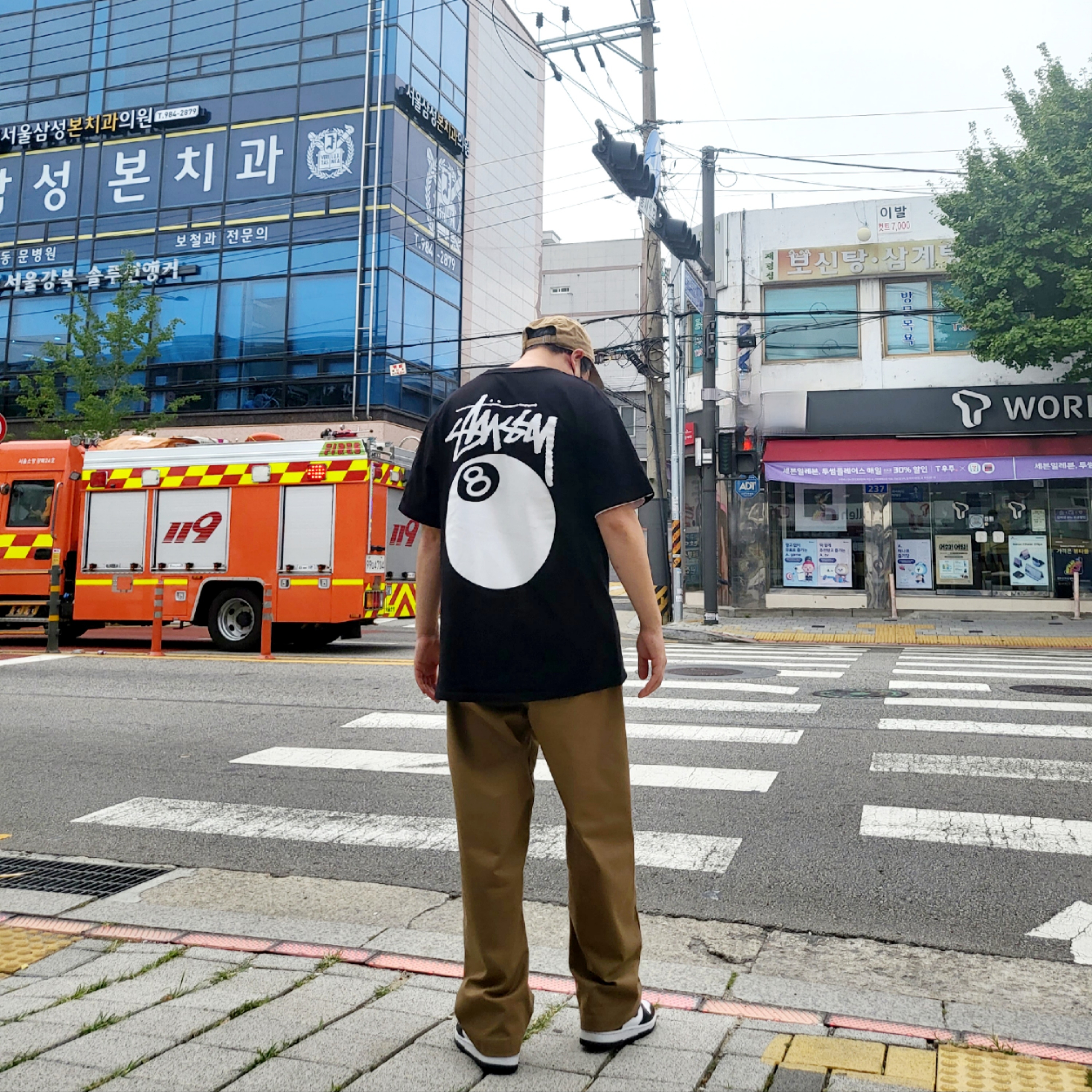 Stussy 8 Ball T-Shirt Black - 21SS, Nike Dunk High Retro Black and White 착용 스타일 - 4