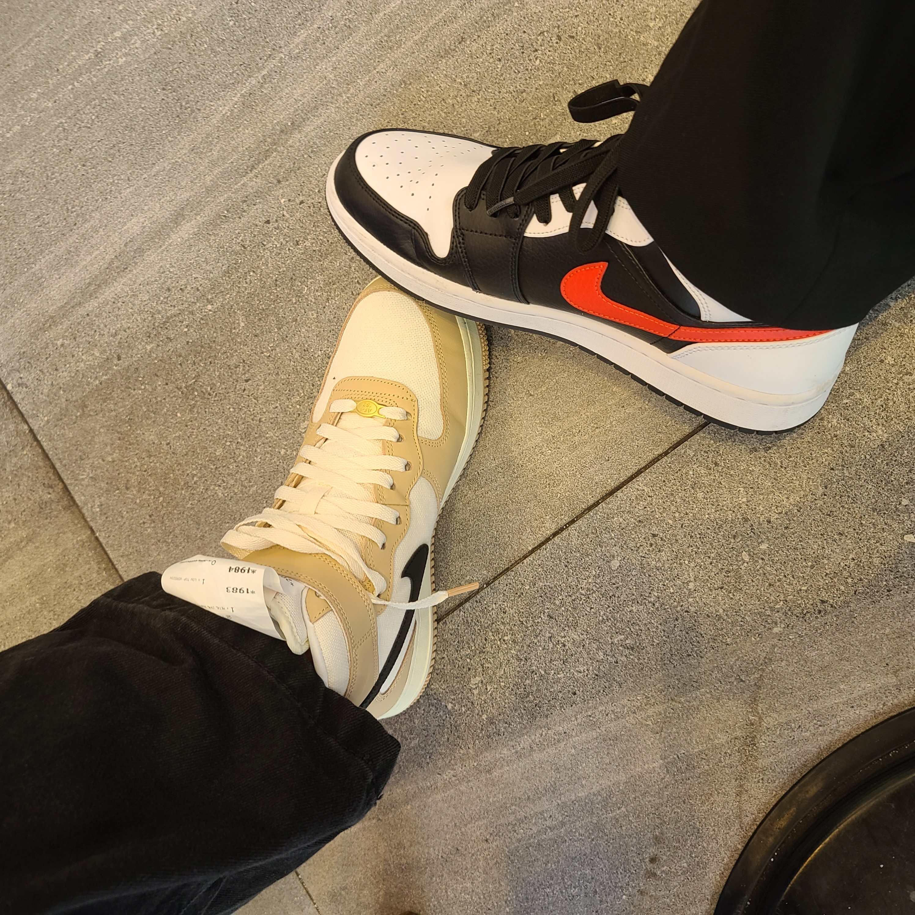 Jordan 1 Mid Black Chile Red, Nike Air Force 1 Mid '07 LX Pale Ivory and Shimmer 착용 스타일