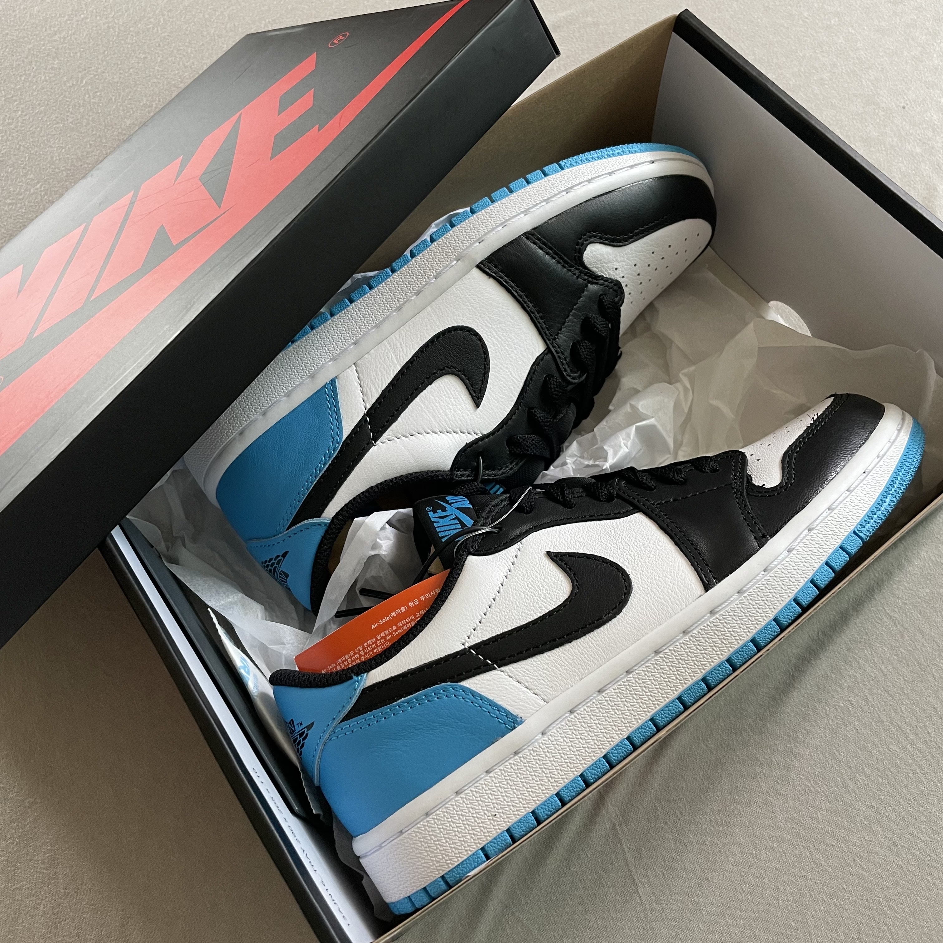 Jordan 1 Retro Low OG Black and Dark Powder Blue 착용 스타일
