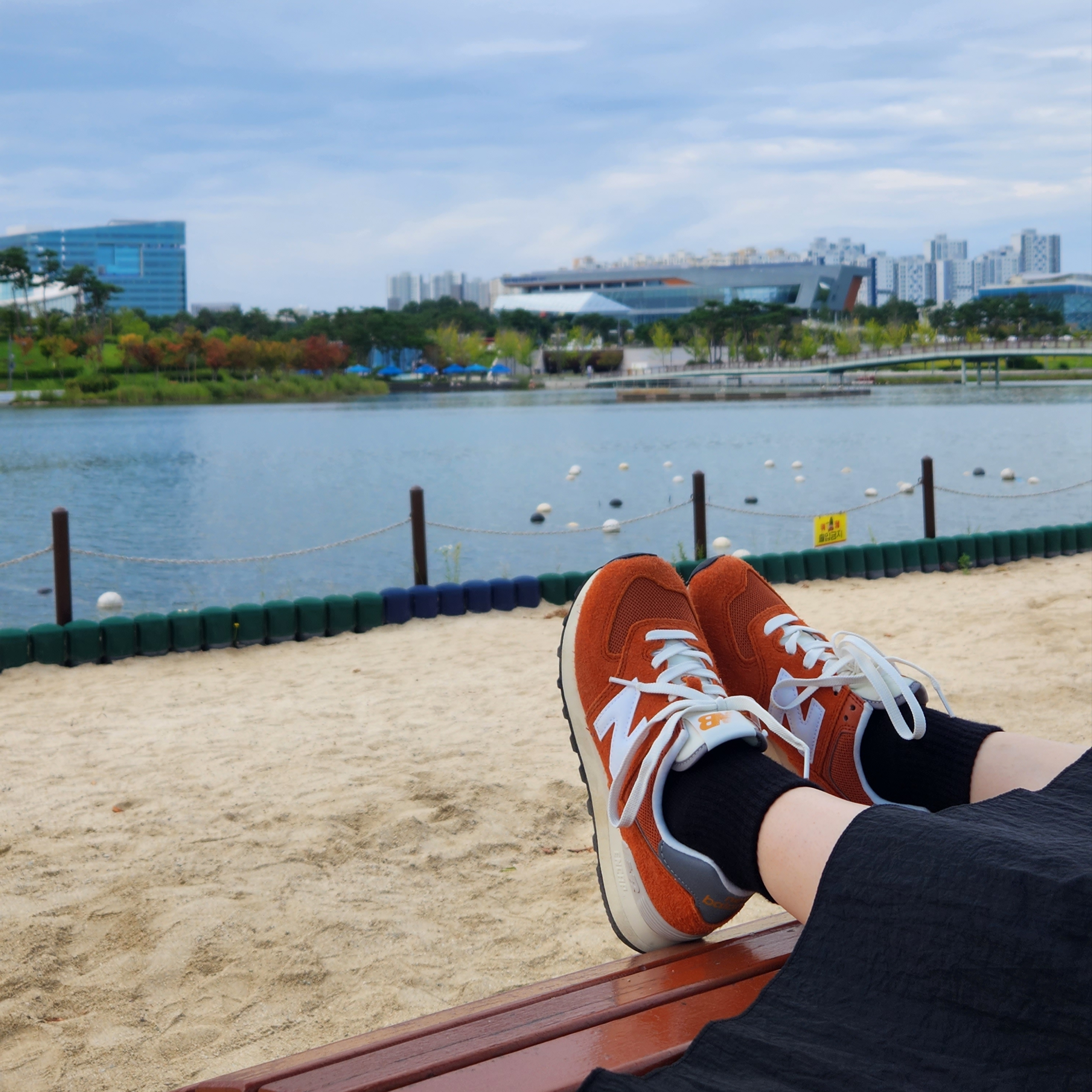 New Balance 574 Heritage Orange Burst White 착용 스타일