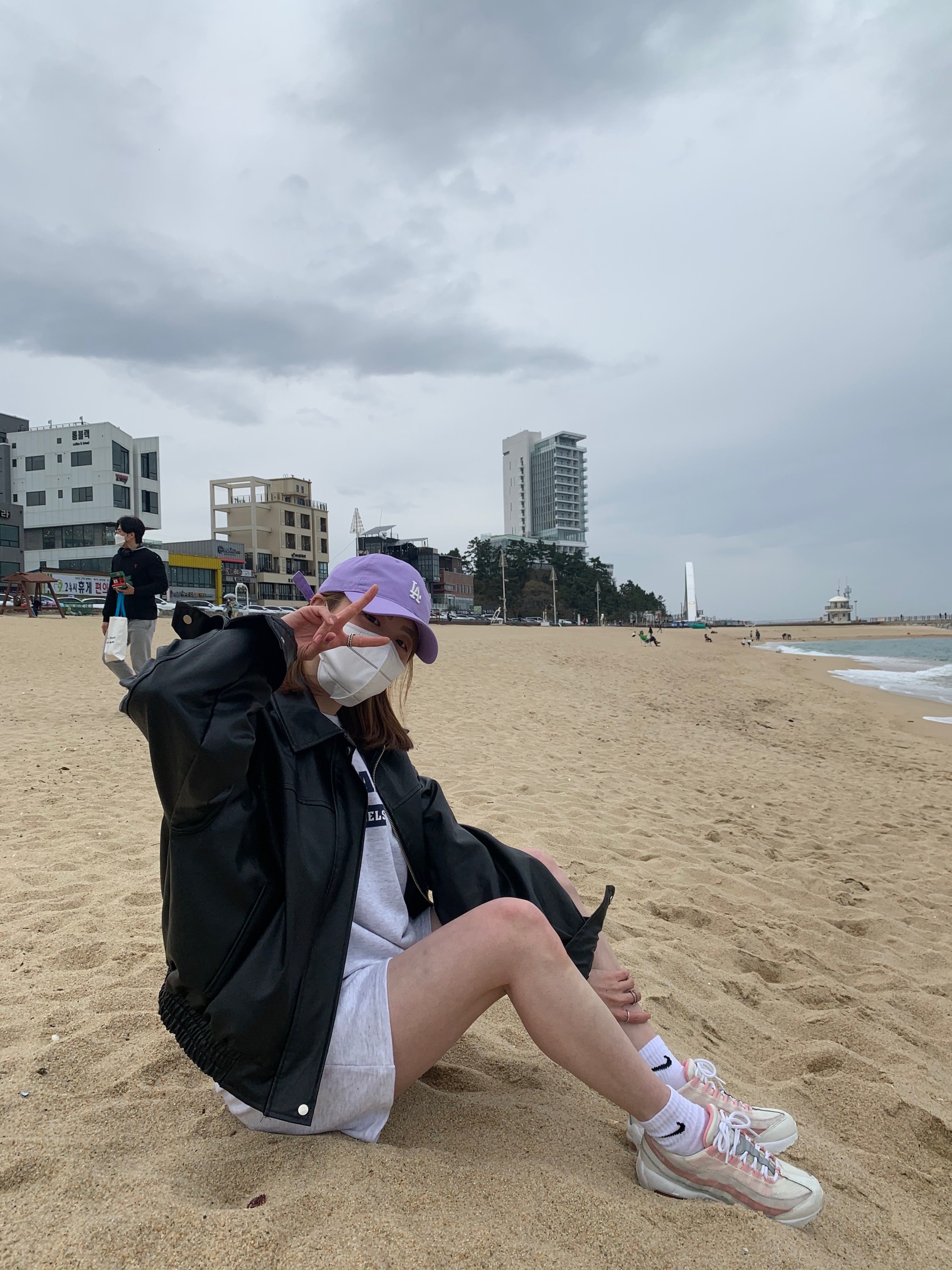 Lemaire Small Croissant Bag Soft Nappa Leather White, (W) Nike Air Max 95 Bleached Coral 착용 스타일 - 3