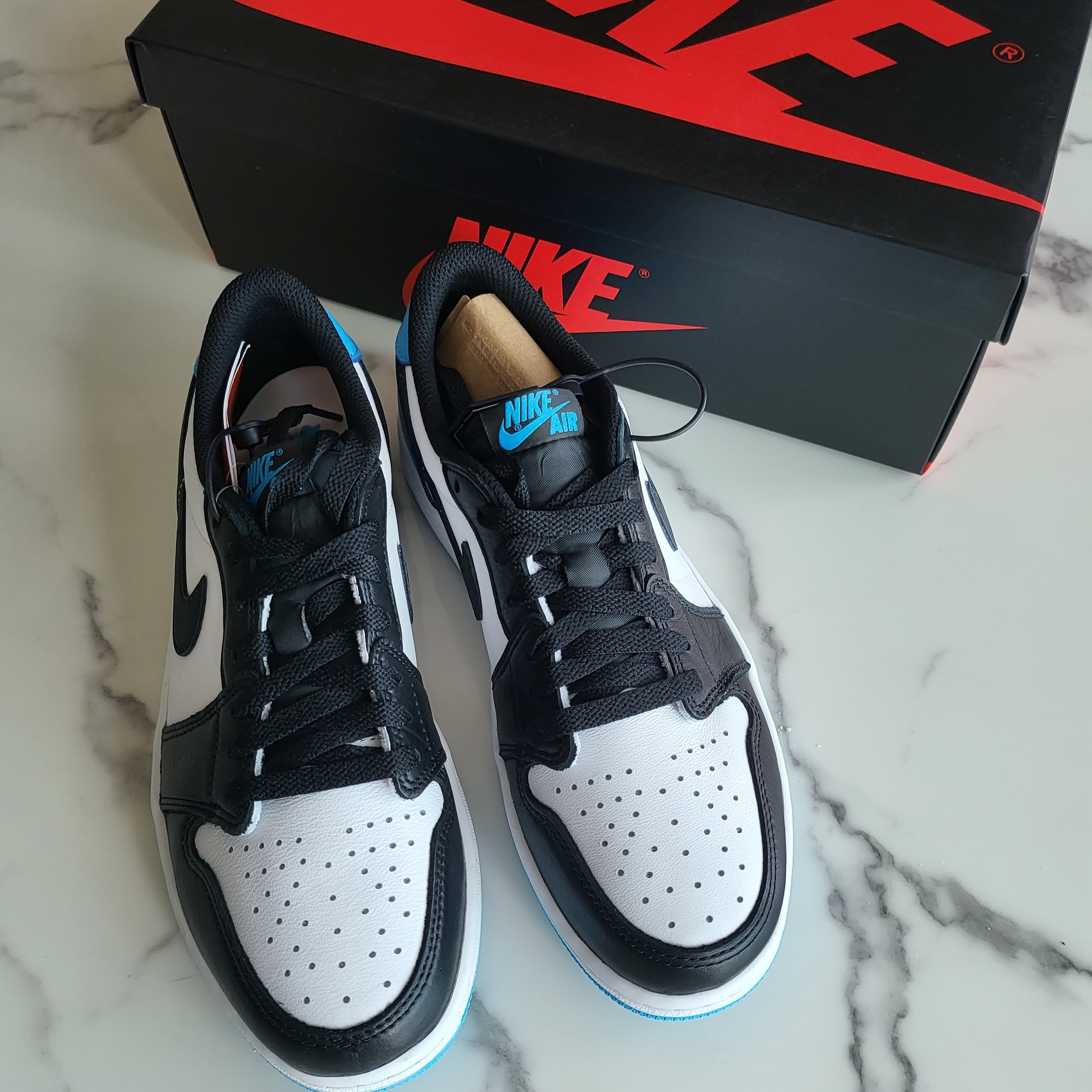Jordan 1 Retro Low OG Black and Dark Powder Blue 착용 스타일 - 1