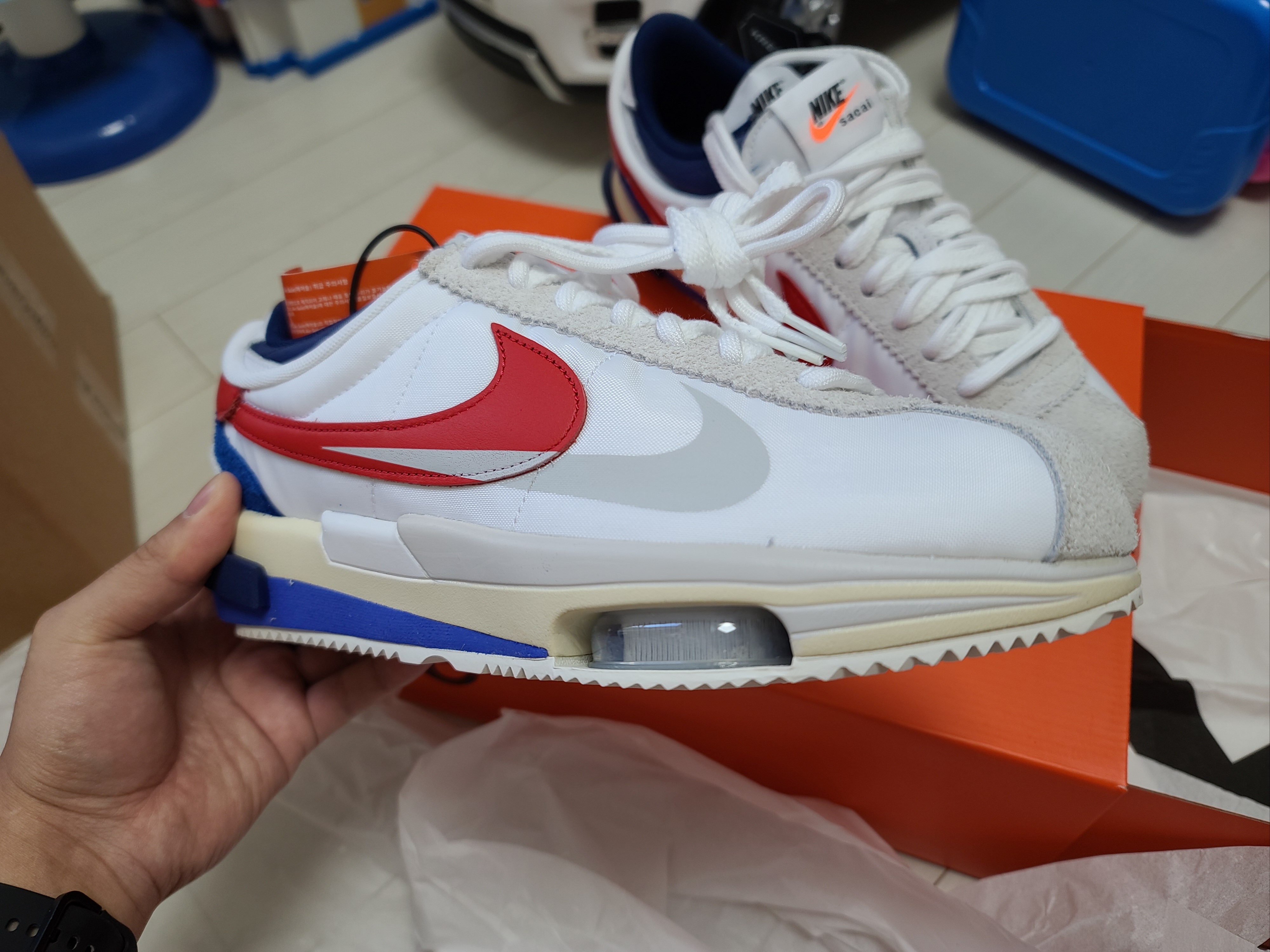 Nike x Sacai Zoom Cortez SP White and University Red 착용 스타일 - 3