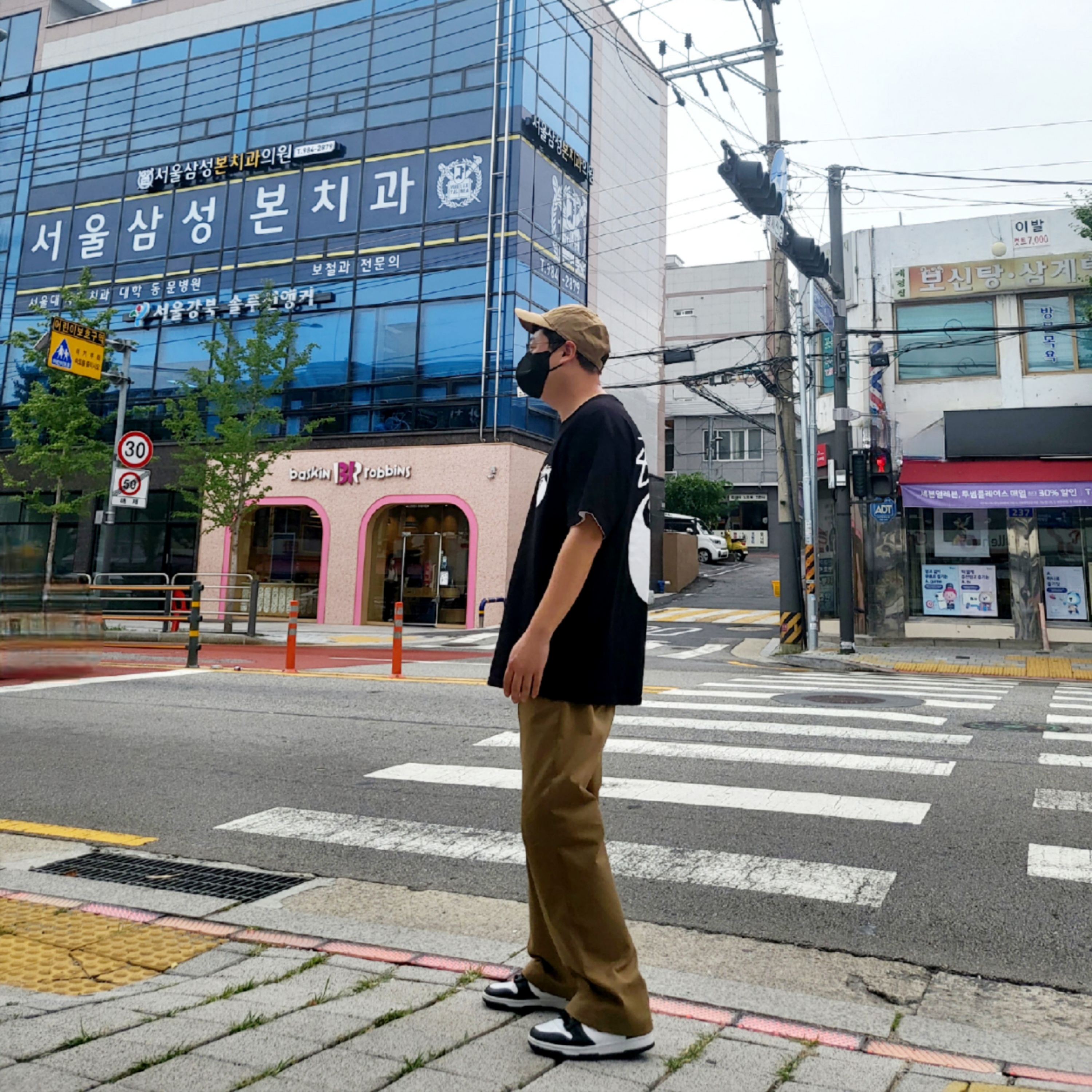 Stussy 8 Ball T-Shirt Black - 21SS, Nike Dunk High Retro Black and White 착용 스타일 - 2