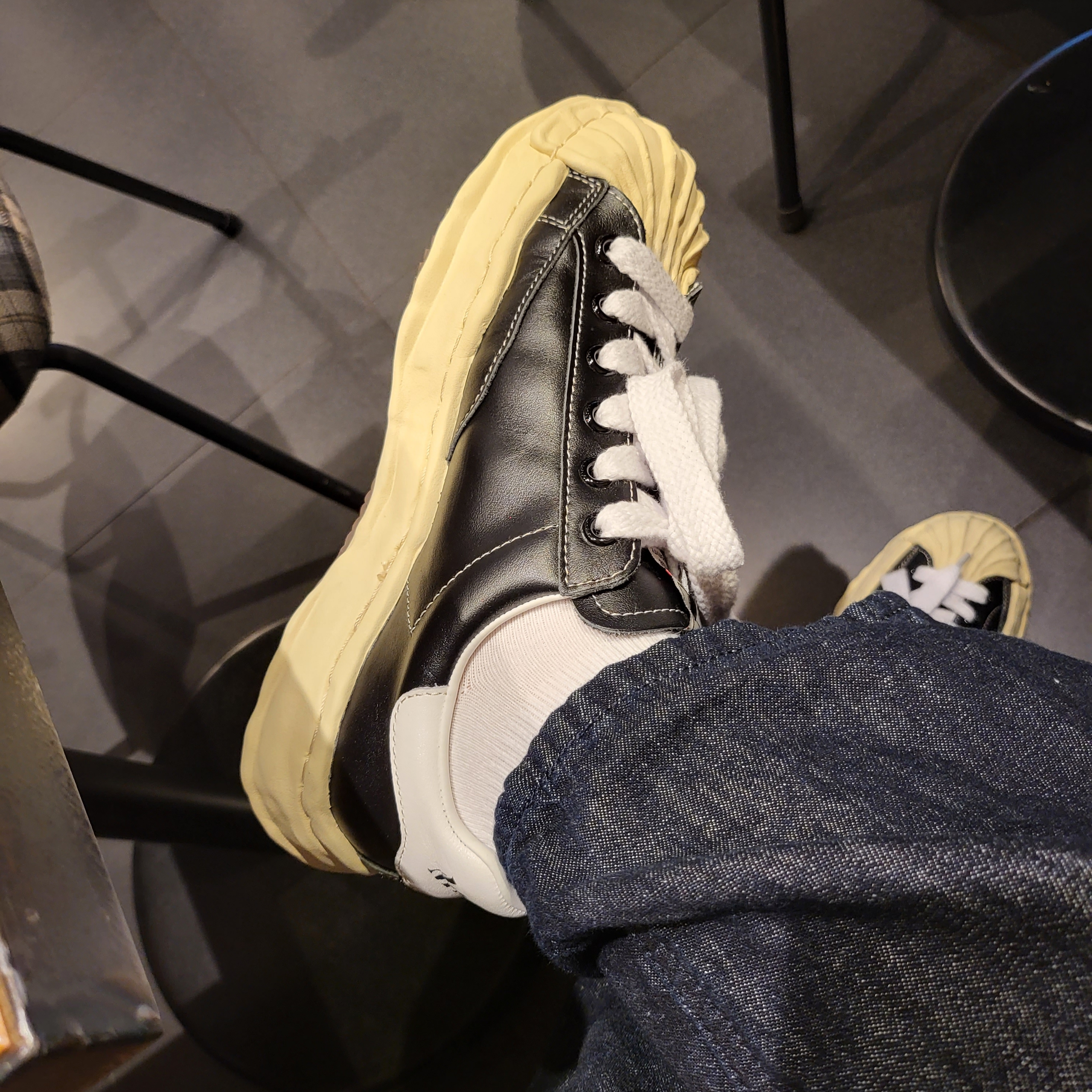 Maison Mihara Yasuhiro Blakey VL OG Sole Leather Low-top Sneakers Black, Maison Mihara Yasuhiro Blakey OG Sole Canvas Low-top Sneakers Black White 착용 스타일