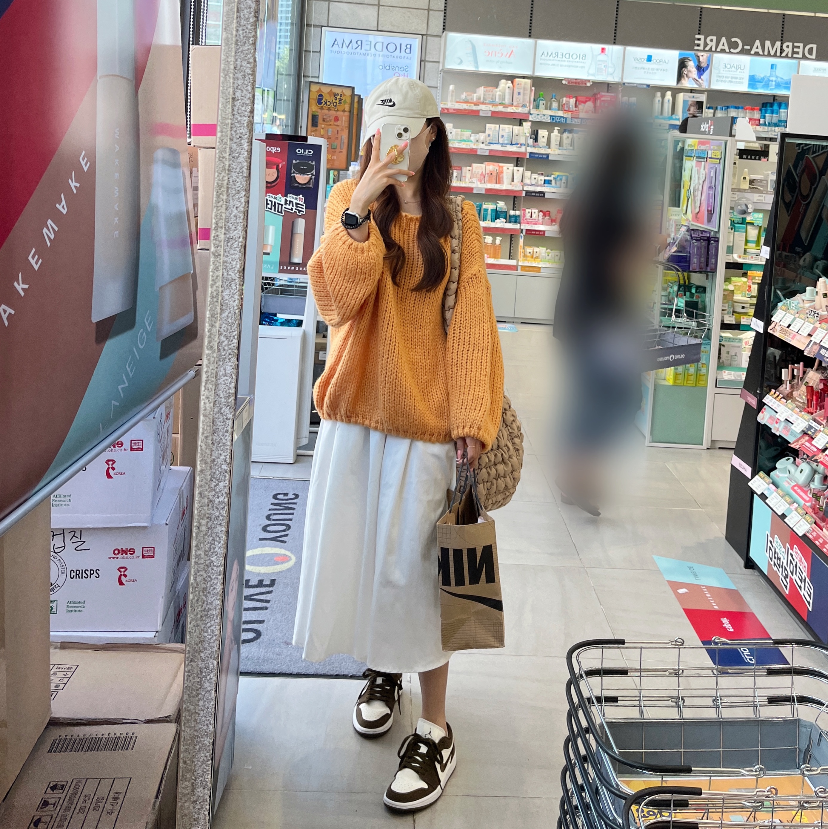 (W) Jordan 1 Low SE Light Olive, COS Quilted Oversized Shoulder Bag Beige 착용 스타일 - 4