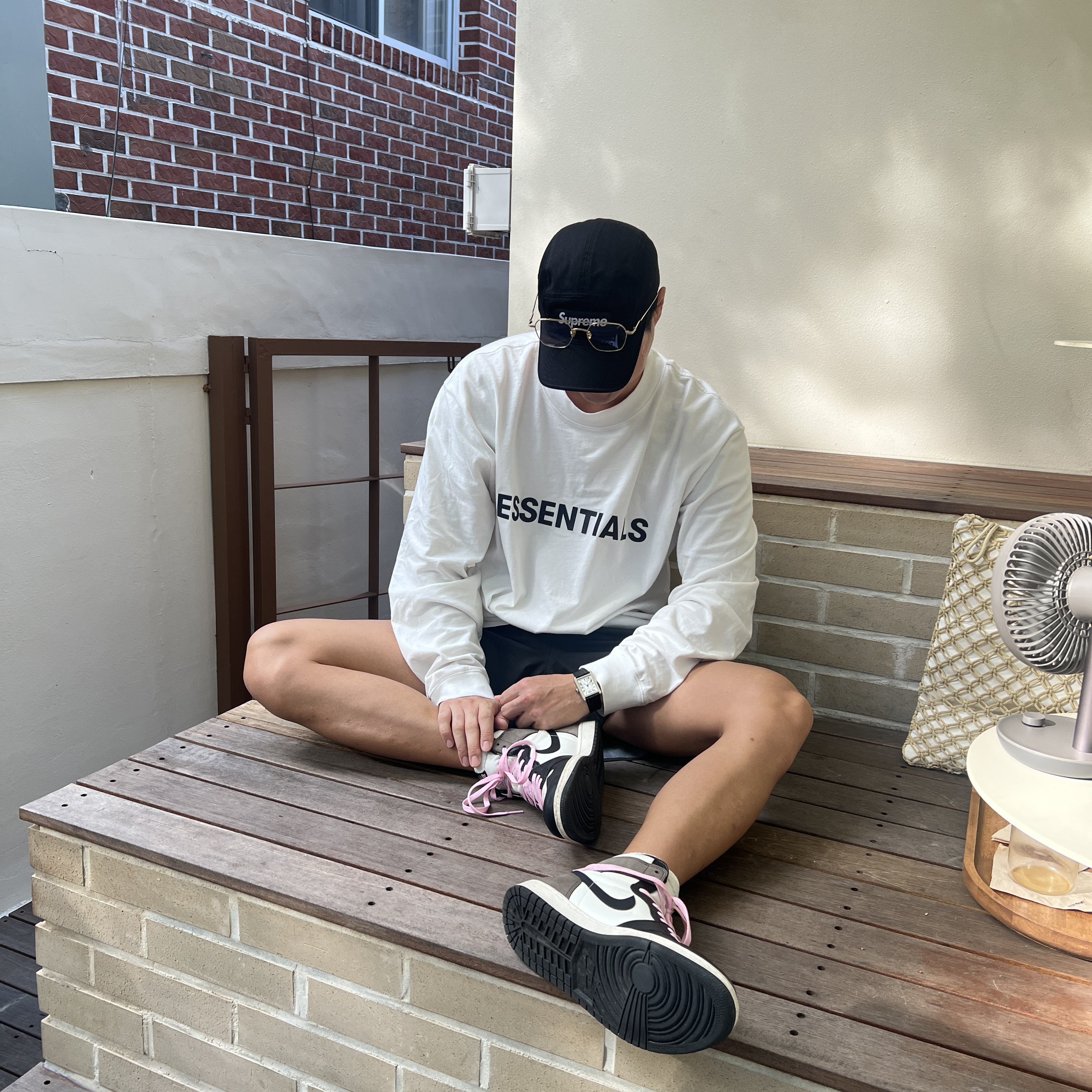 Jordan 1 Retro High OG Black Mocha, Essentials 3D Silicon Applique Boxy Long Sleeve T-Shirt White - 20SS 착용 스타일