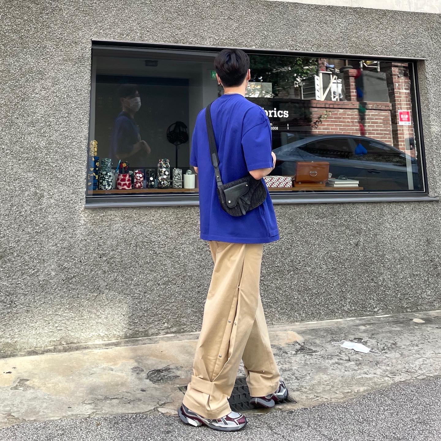 Balenciaga Runner Sneakers Grey Burgundy, Dior Saddle Pouch Beige & Black Dior Oblique Jacquard 착용 스타일